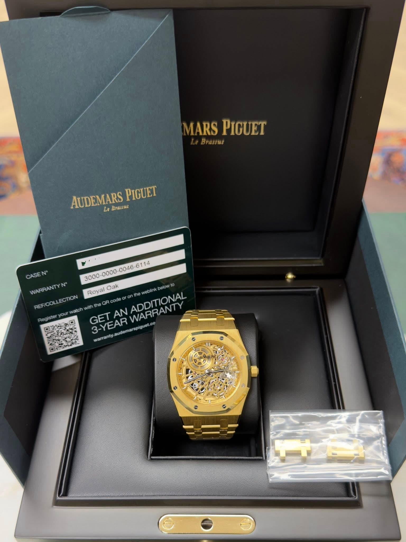 May be an image of wrist watch and text that says 'MARSPIGUET IARS PIGUET AUDEMARS AUDEMARSPIGUET BHwиme PIGUET Le CASE WARRANTY Royal Oak REF/COLLECTION ADDITIONAL GETANADDITIONAL…