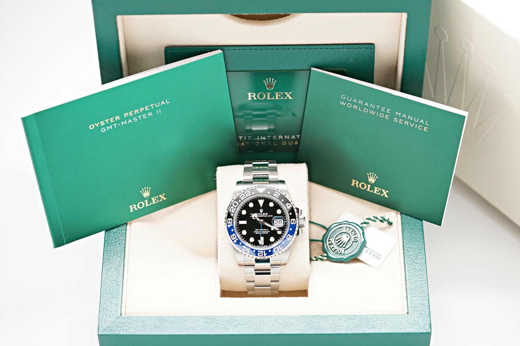 May be an image of wrist watch and text that says 'PERPETUAL OYSTER GMT-MASTER ROLEX RNAT WORLDWIDE WIDE WORLDWID GUARANTEE SERVICE MANUAL Wi ROLEX 인렸을. ROLEX O 진찜 심 8 V 2 0 CлoT…