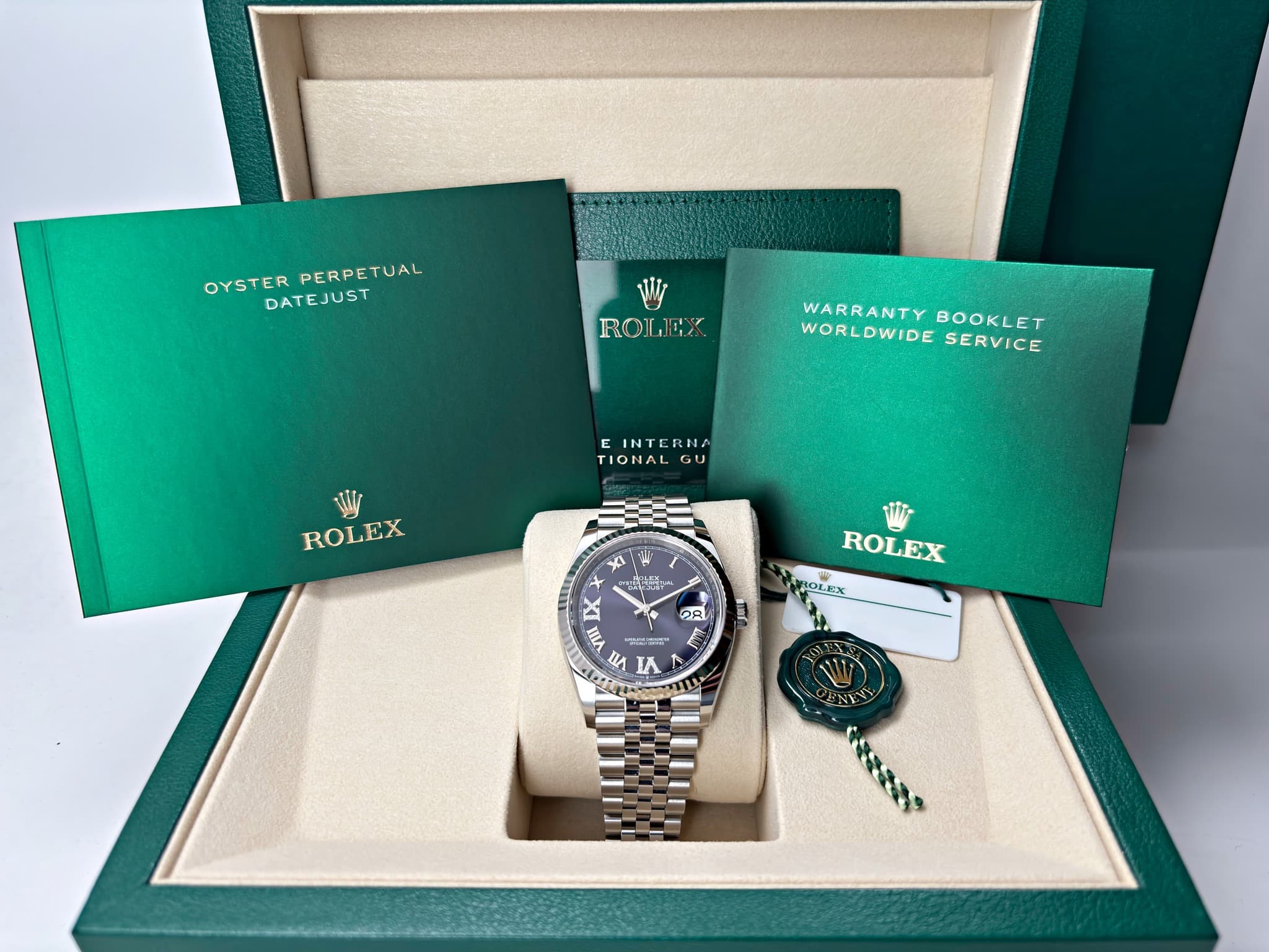 May be an image of wrist watch and text that says 'OYSTER OYSTERPERPETUAL PERPETUAL DATEJUST W ROLLEX WARRANTY WORLDWIDE WARRANTYBOOKLET BOOKLET SERVICE E EINTERNA TIONAL TIONALGU…
