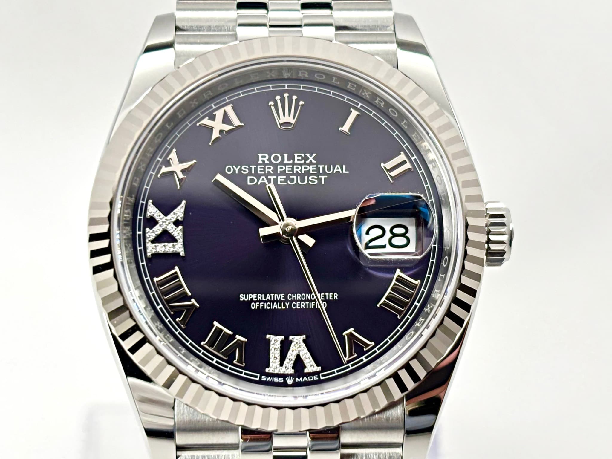 May be an image of wrist watch and text that says 'R ٥ L ROLEX OYSTER RPERPETUAL DATEJUST P 4 7 5 II 28 O け D C SUPERLATIVE SUPERLATIVECHRONGETER CHRONO ETER CHRONONETER OFFICIALLY…