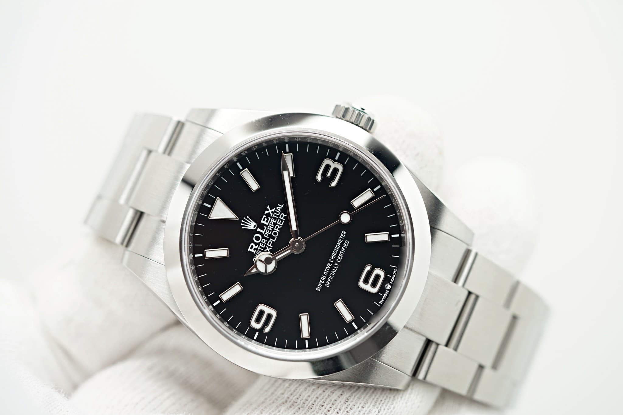 May be an image of wrist watch and text that says 'I က CHRONOMETER CERINFIED Sup UPERLATIVE OFFICIALL 6 SWSS 9'