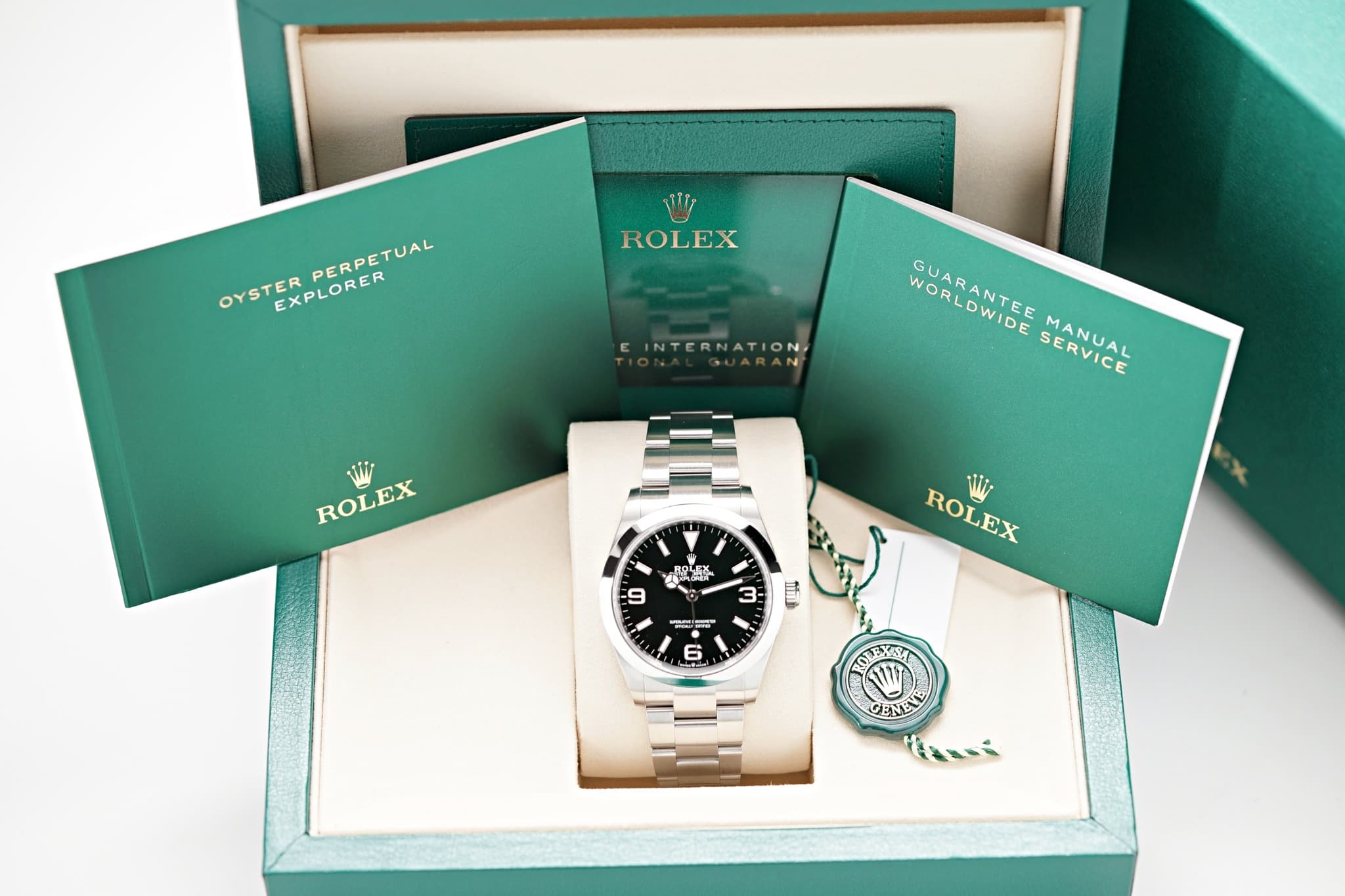 May be an image of wrist watch and text that says 'OYSTER OYOTEC.PERPETUAL OYSTERPERPETUAL OYSTERPERPE PERPETUAL EXPLORER ROLEX E INTERNATION WORLDWIDE GUARANTEE WORLANTEE…