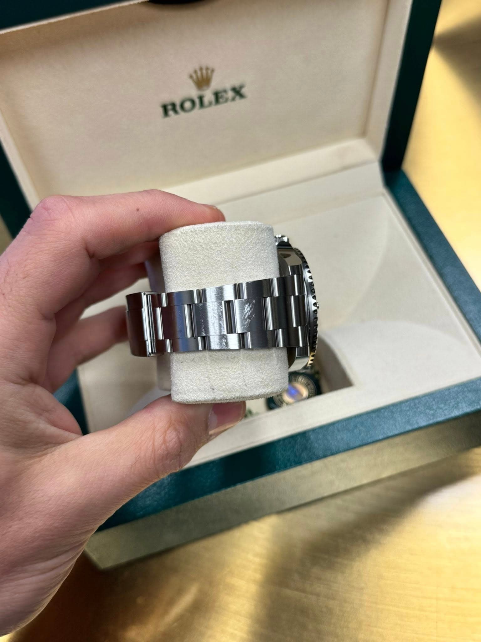 May be an image of wrist watch and text that says 'tilt ROLEX ROLEX'