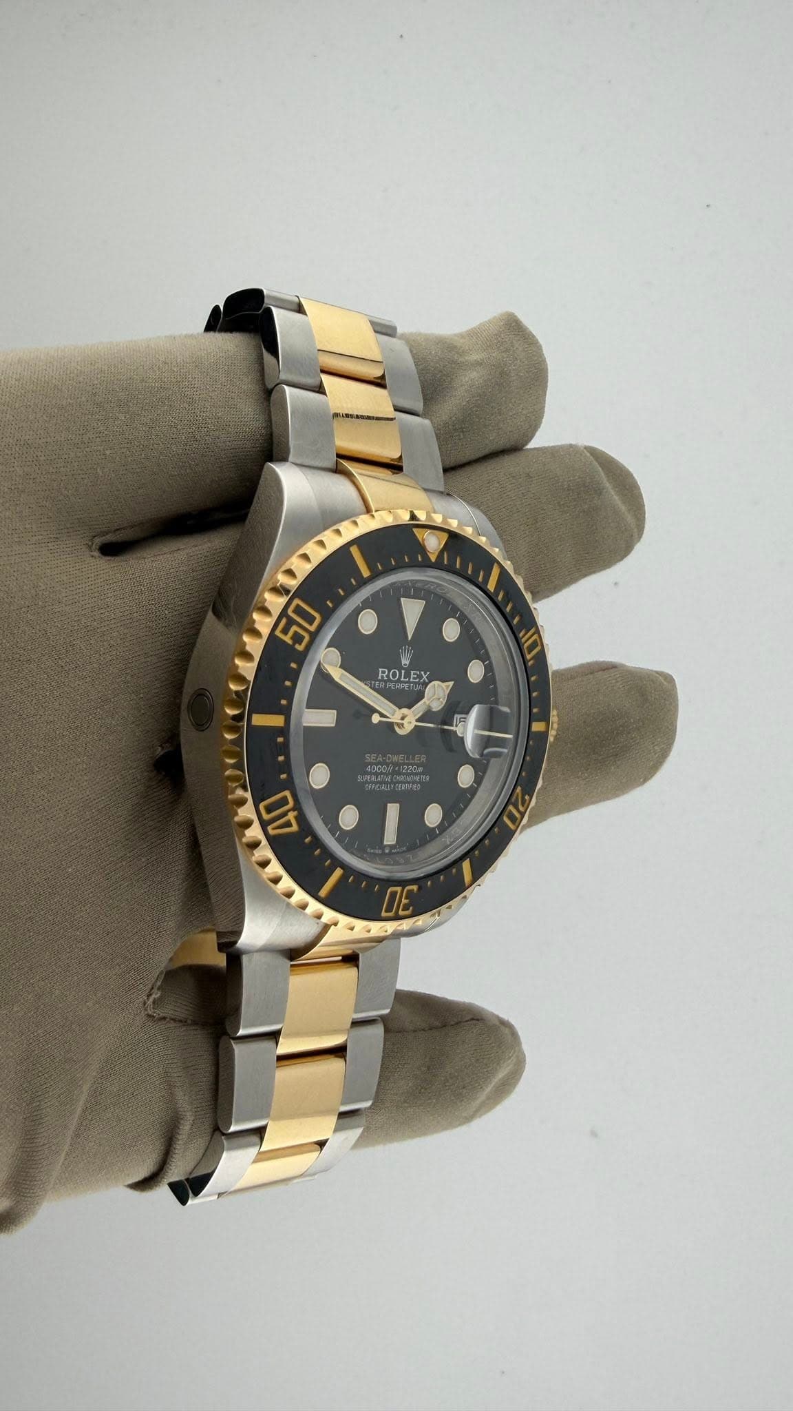May be an image of wrist watch and text that says 'I. 50 1 ROLEX 40 20 30'
