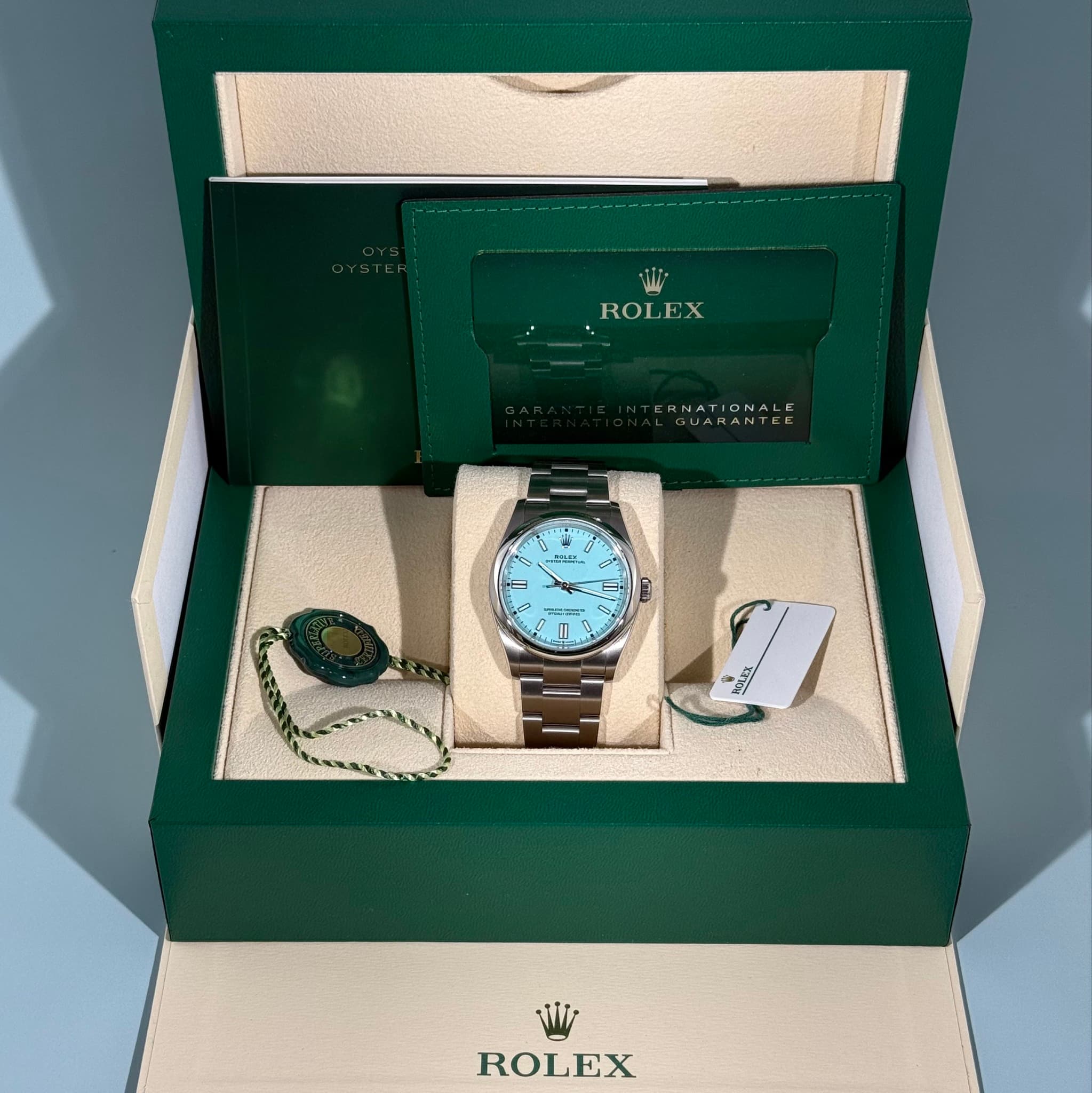 May be an image of wrist watch and text that says 'ROLEX ANATIONALE T መጫ * لد ق መና 8 ) II WI ROLEX'