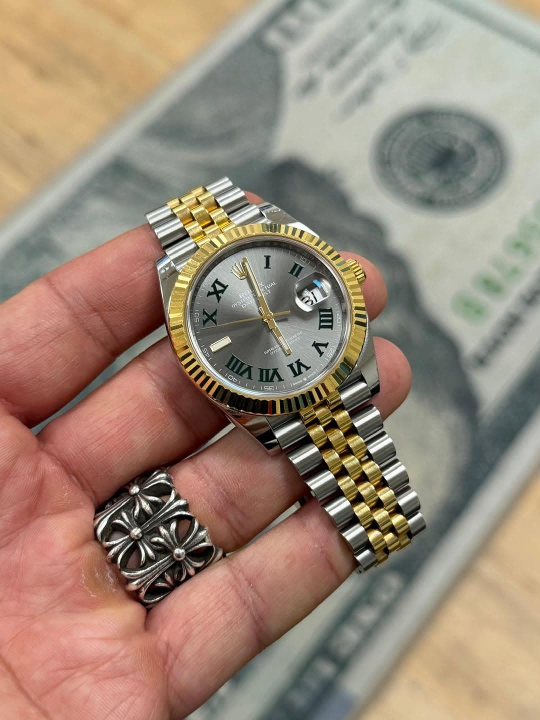 May be an image of wrist watch and text that says 'I TUAL W XI がa ह က W ህወክርጫ 7 V 5E ቤኢራ SS #0V O'