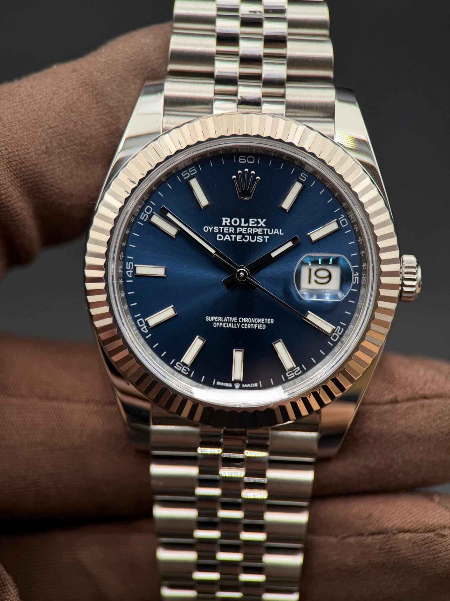 May be an image of wrist watch and text that says 'っつ S 50 ROLEX OYSTE OYSTERPERPETUAL TUAL DATEJUST DAT SUPERLATNECHRONONETER FFICIALLY FFICIALLYCERTIFIED CERTIFIED SUPERLATIVE…