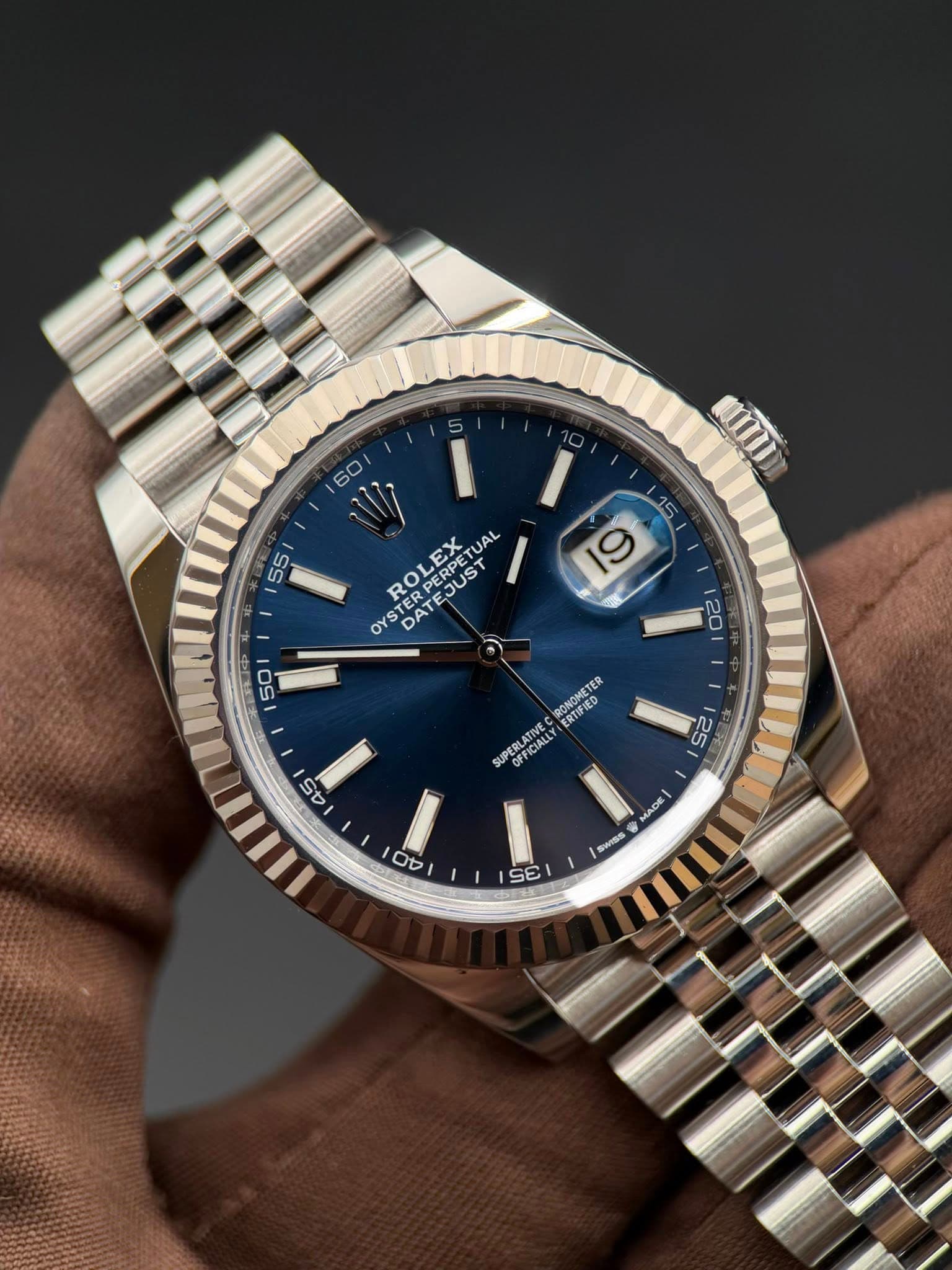 May be an image of wrist watch and text that says ' V17 TERPERPET UAL ROL に DATEJUST ST LEX OYS STERP DATE 50 20 RONGMETER TER ERTIFIED SUPERLATIVEC OFFICIALLY OFFICIALLY 45 25…