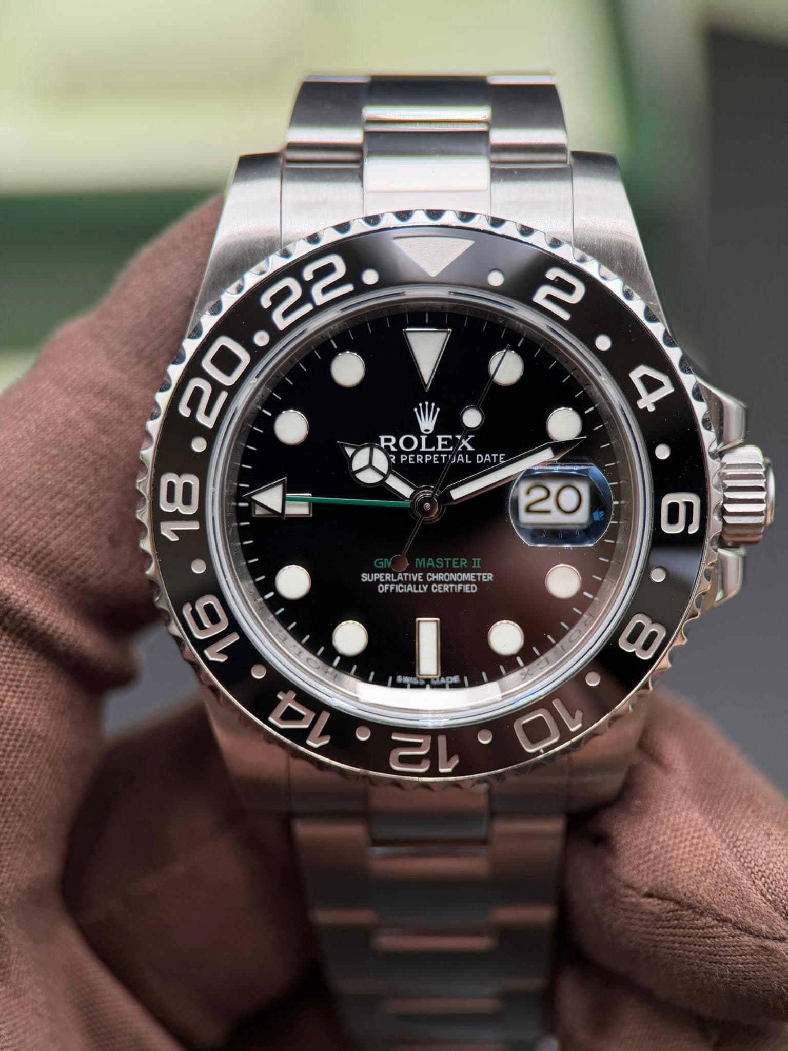 May be an image of wrist watch and text that says ' ROLEX PERPETIJAL PERPETALDATE ET AL DATE PERPE 18 20 4 SUPERLATIVE SUPERLATIVECHRONOMNETER CHRONOMET IPERLATIVECHRONOMETU TER…