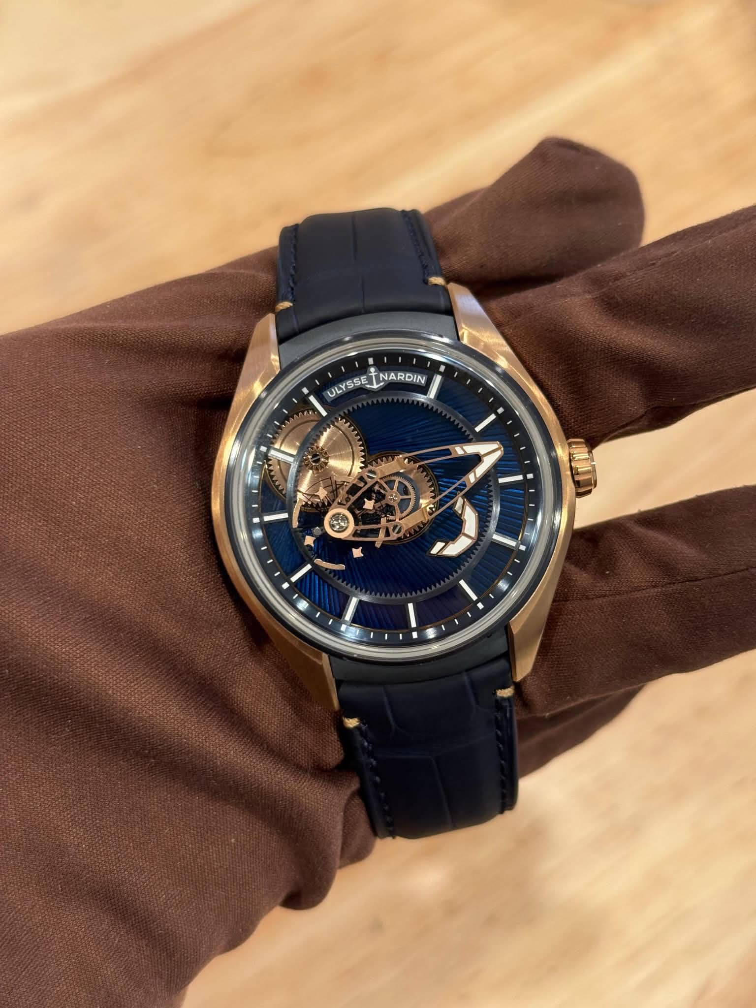 May be an image of wrist watch and text that says 'ULYSSEINARDIN ULYSSE NARDIN للت и - 真'