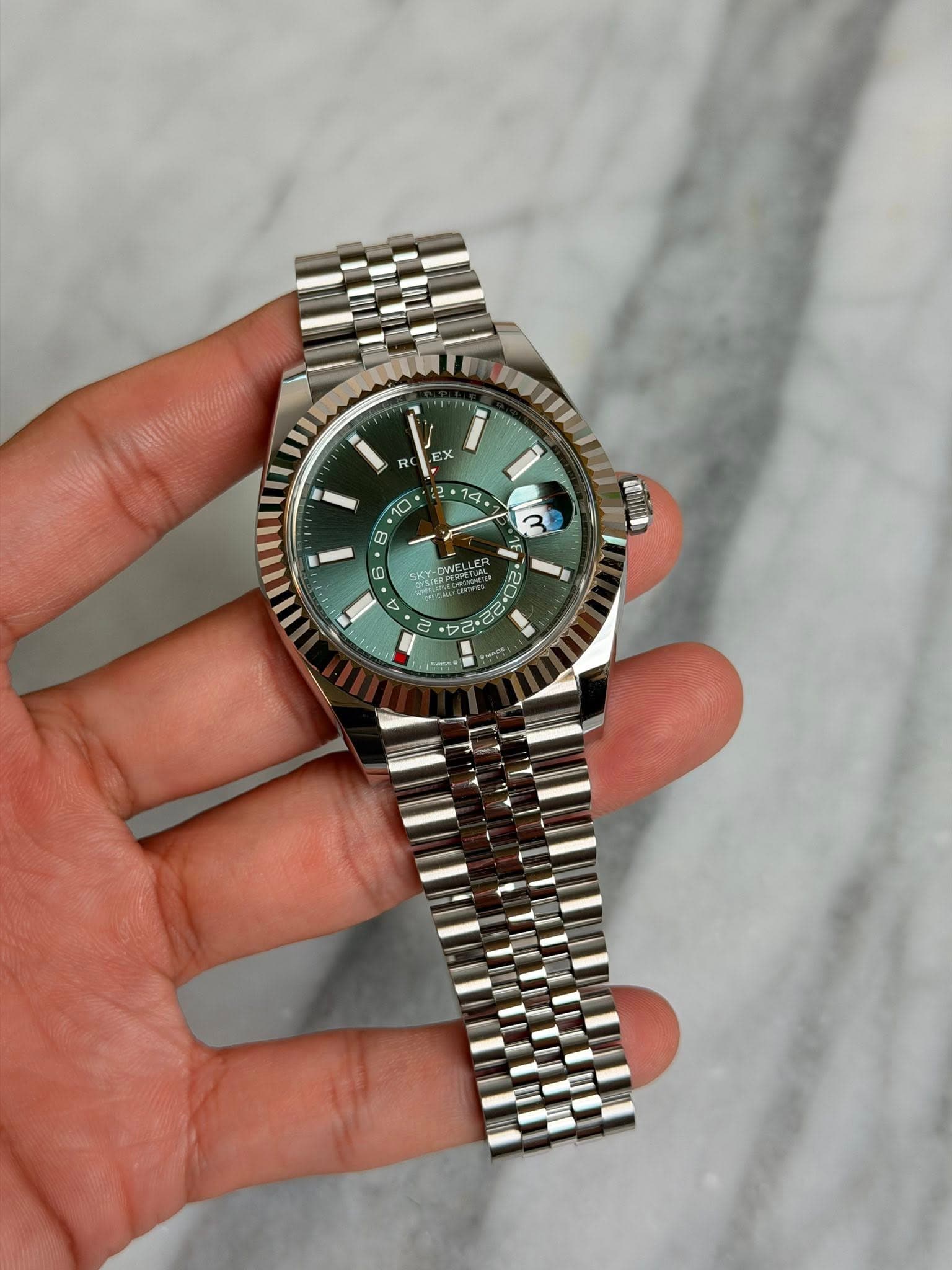 May be an image of wrist watch and text that says '澤 X 14 i RC I 10 م m ס" OW WEL 02 22 ณ T'
