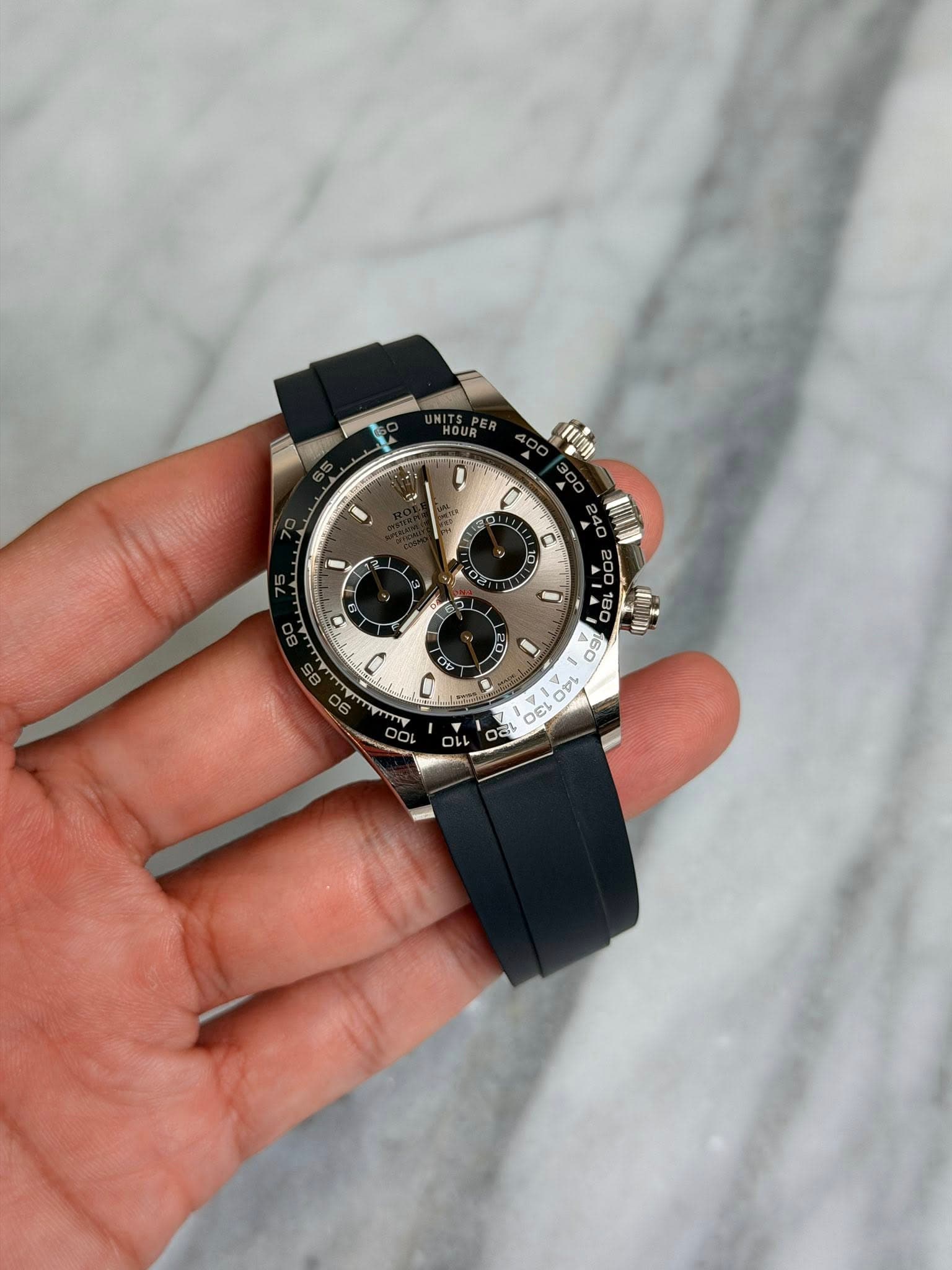 May be an image of wrist watch and text that says '- ! 1 a Cbl 0 TrY 0O K 0 50 ে DEL S1 Da C C'