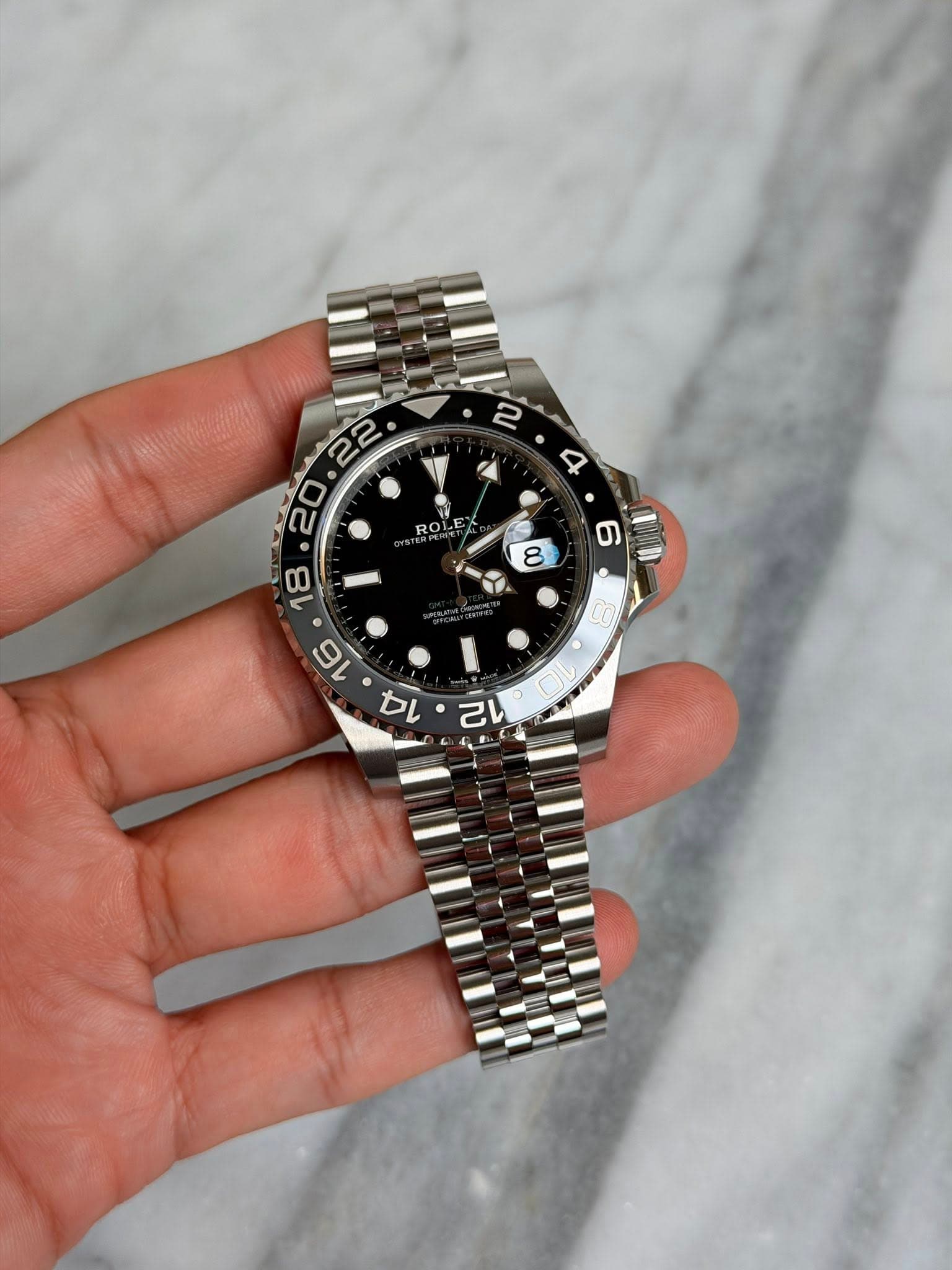 May be an image of wrist watch and text that says '2 20.22 ROLE カ 8 و C Gi 2L'