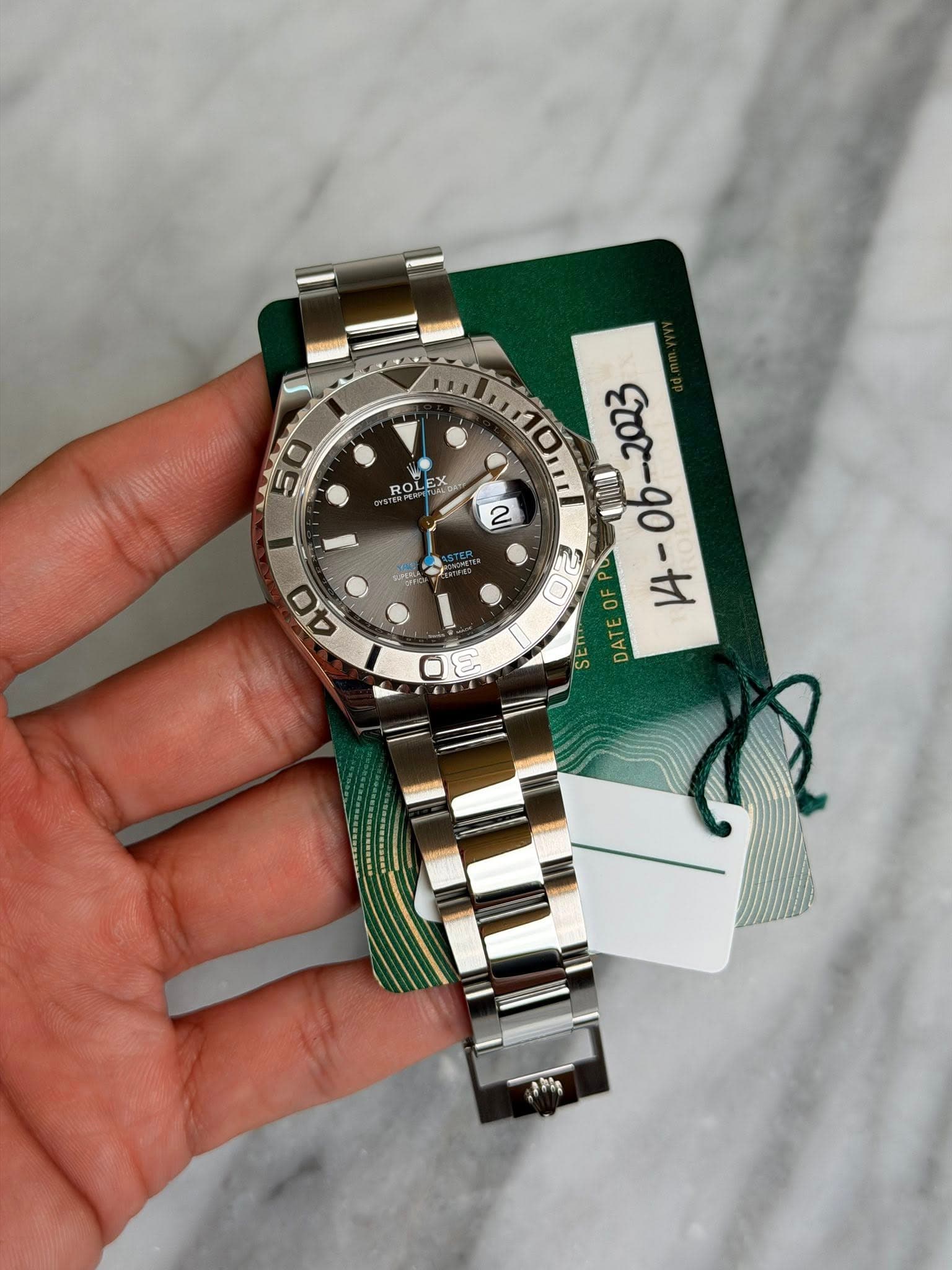 May be an image of wrist watch and text that says 'ROL EX X 2 ናርሙ E000-90 go គជ 20 90-11 WUO 20 Y 14 DATE 40 0 ॐે ャーg'