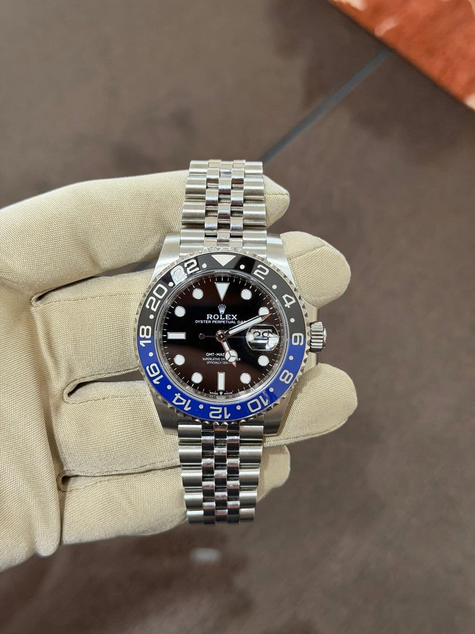 May be an image of wrist watch and text that says ' ROLE ROLEX RPETIFE วด 4 6 III PERAINE 16 8 14 C 10'