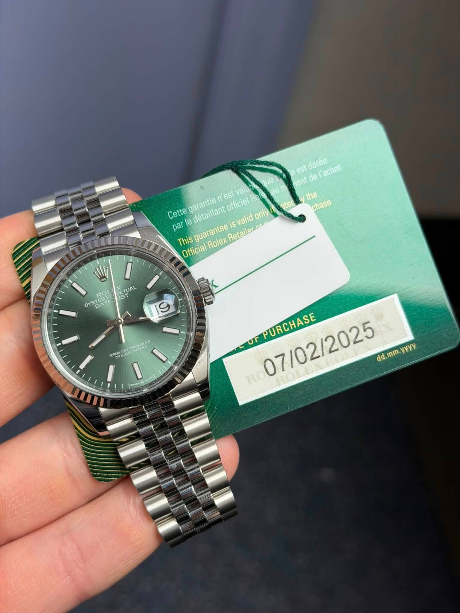 May be an image of wrist watch and text that says 'datée datée achat est tde e nen ent the chase ลนก T Cette garantie n'est va อไว lat détaillant officiel Bet par This guarantee…
