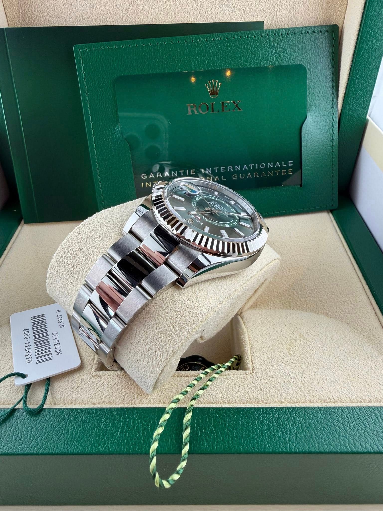 May be an image of wrist watch and text that says 'GAR GARANTIENT GARANTIEWTERNATIONALE TT NATIONALE GARANTI OYSTER NE236122 V336934- M336934'