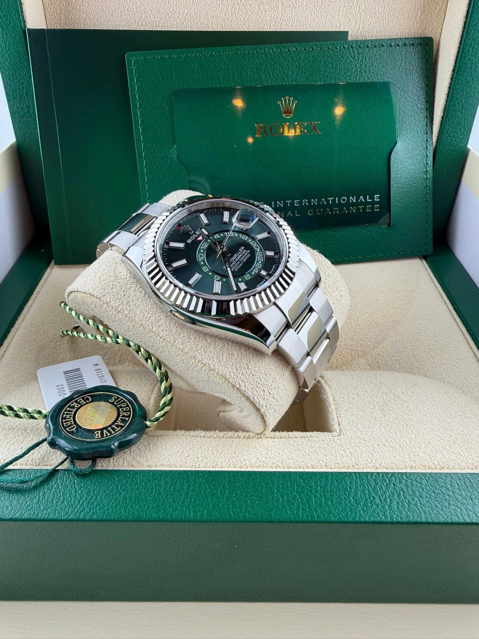 May be an image of wrist watch and text that says 'TERNATIONALE ATIONALE d 10 110+ 20 3 ALEIO FTE E'