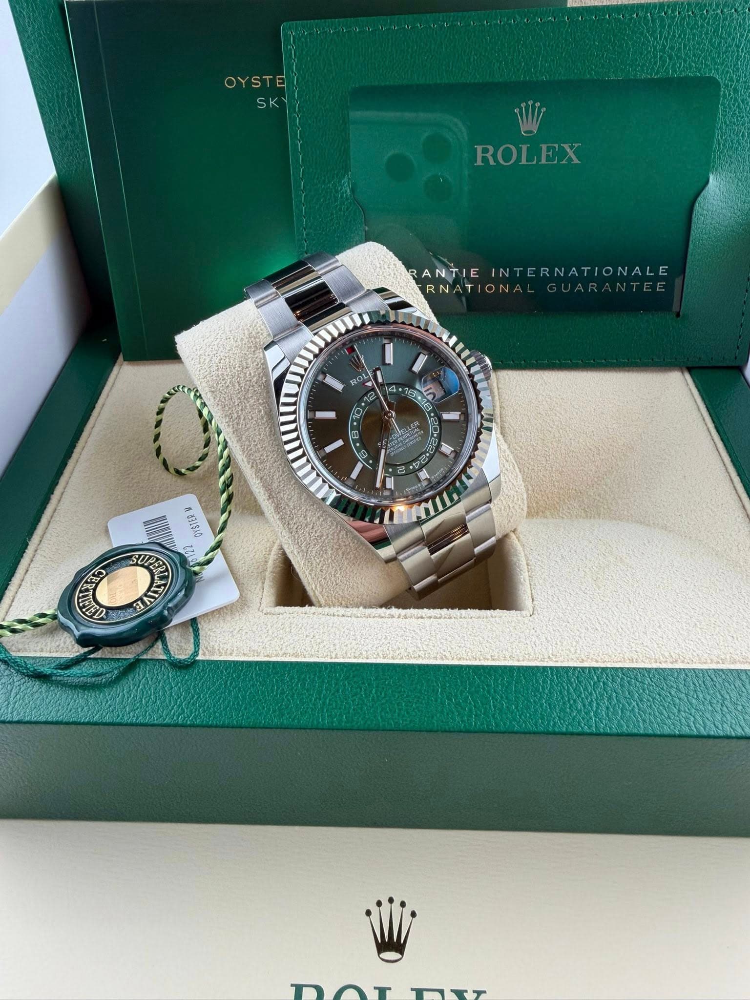 May be an image of wrist watch and text that says 'OYSTE! W ROLEX ANTIE IN RN ERNATIONALE 4. A 18 1 OYSTER 85'