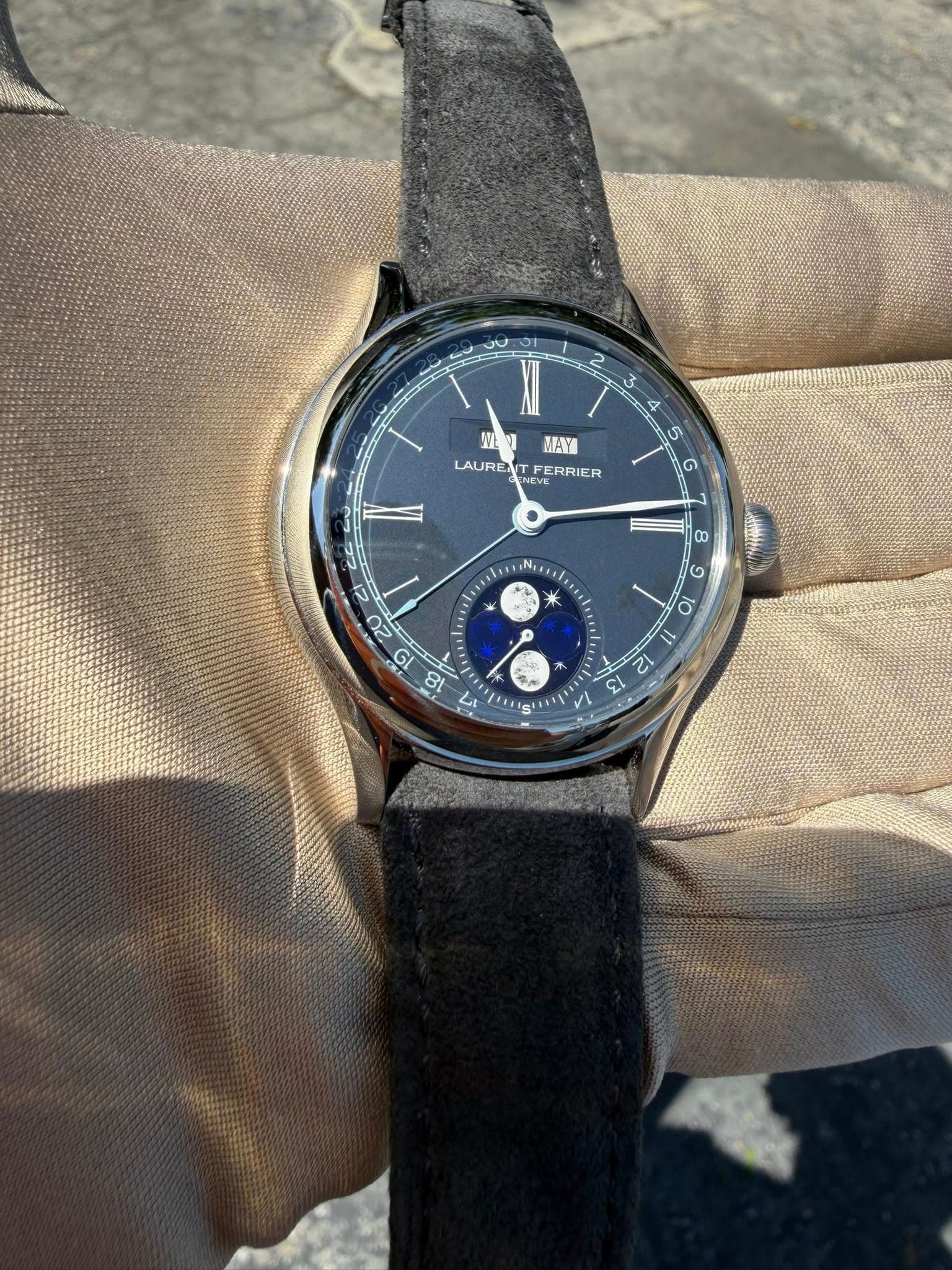 May be an image of wrist watch and text that says '3 있에 MAYA LAURE LAURENTFERRIER NEVE ERRIER 5 G ا 8 ថ្ុ * ១ 21 20 ৩ ৩ 4 10 ノ N సే U -'
