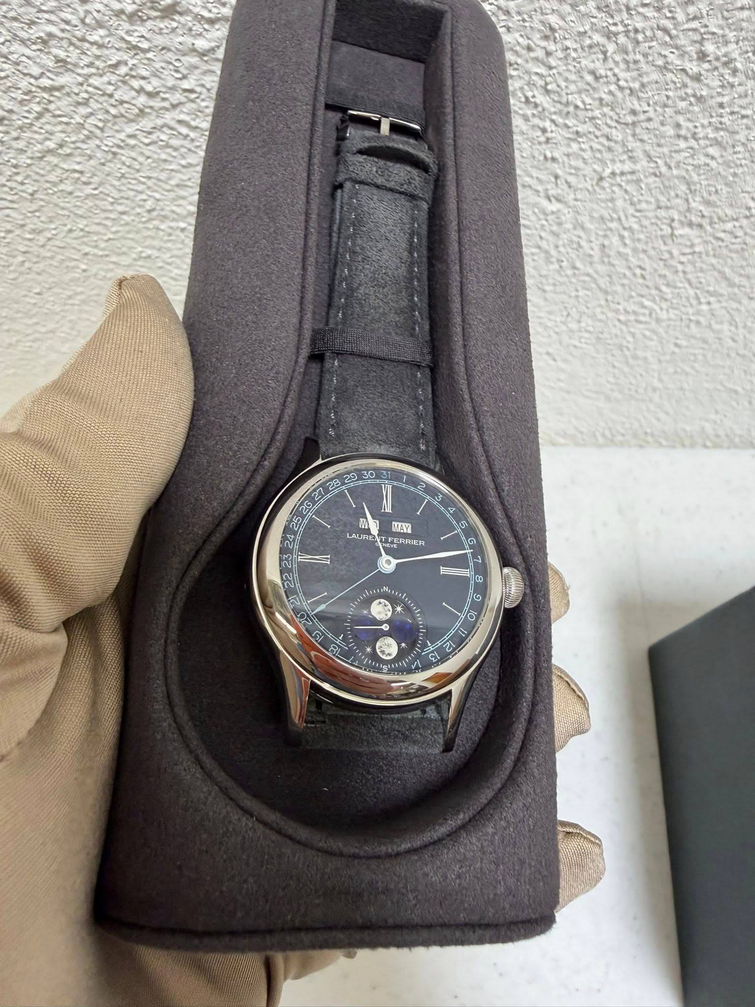 May be an image of wrist watch and text that says 'O 25 2G 24 ALIIE TEN T FERRIER PEASA 5 22 OF 8 ২ လ ನ ۲'