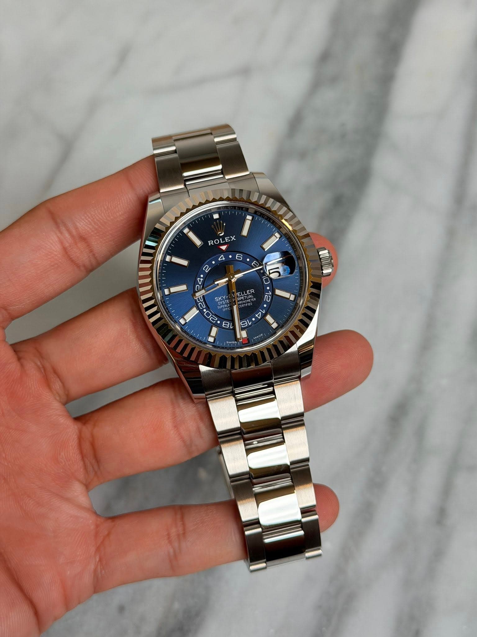 May be an image of wrist watch and text that says 'RO 力 2 A ۱ا 己 ا Εν 8'