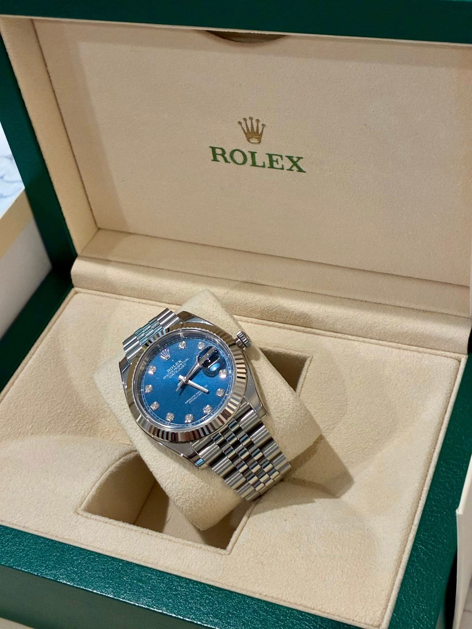 May be an image of wrist watch and text that says 'W ROLEX W E لل 1'