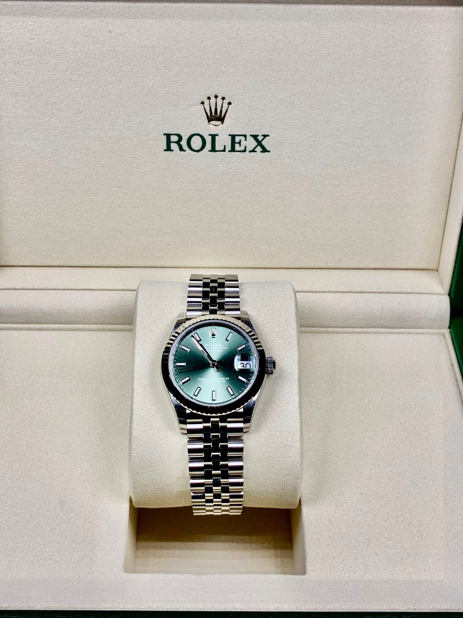 May be an image of wrist watch and text that says 'ROLEX IIL V 30 - 0 ١'