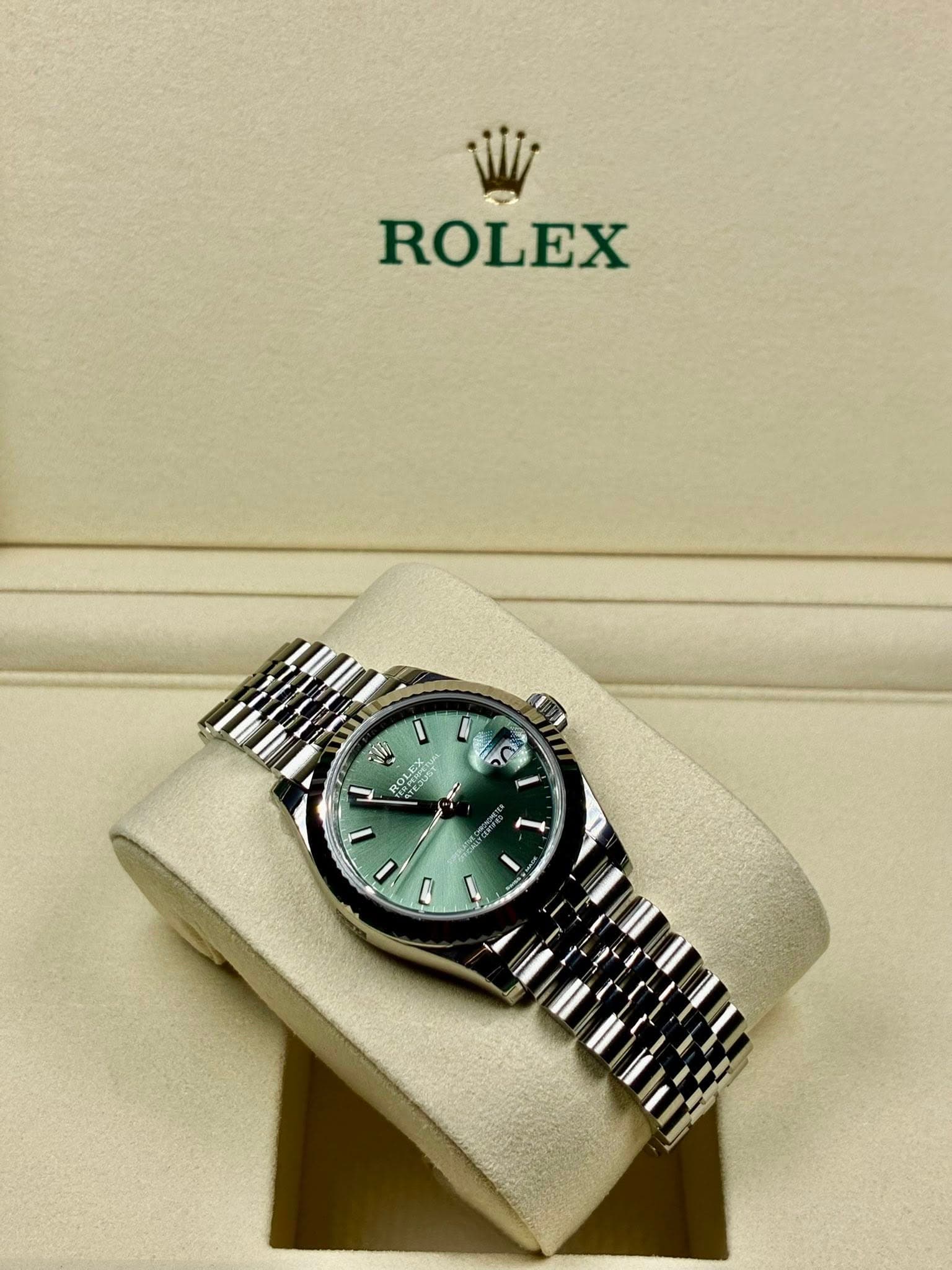 May be an image of wrist watch and text that says 'ROLEX ل I I 0'