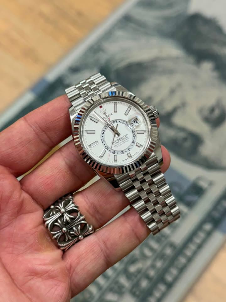 May be an image of wrist watch and text that says 'D प 0 SERP EX i SIR ER 24 24 ন ክ ንደደስ aL 2 b 4 E 12 10 ቸር ባ'