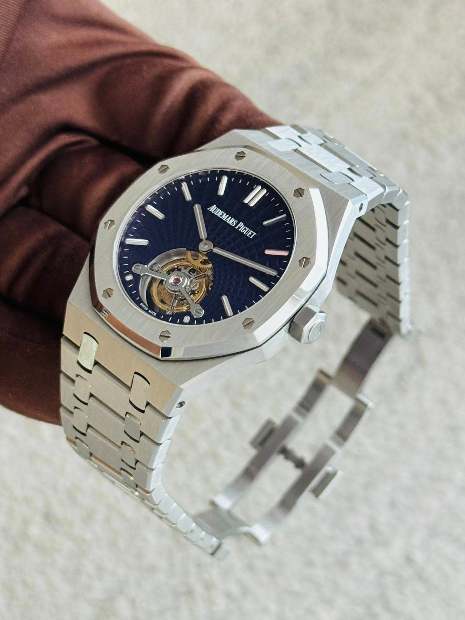 May be an image of wrist watch and text that says '山 AUDEMARS PS PIGUET D مم 2N'