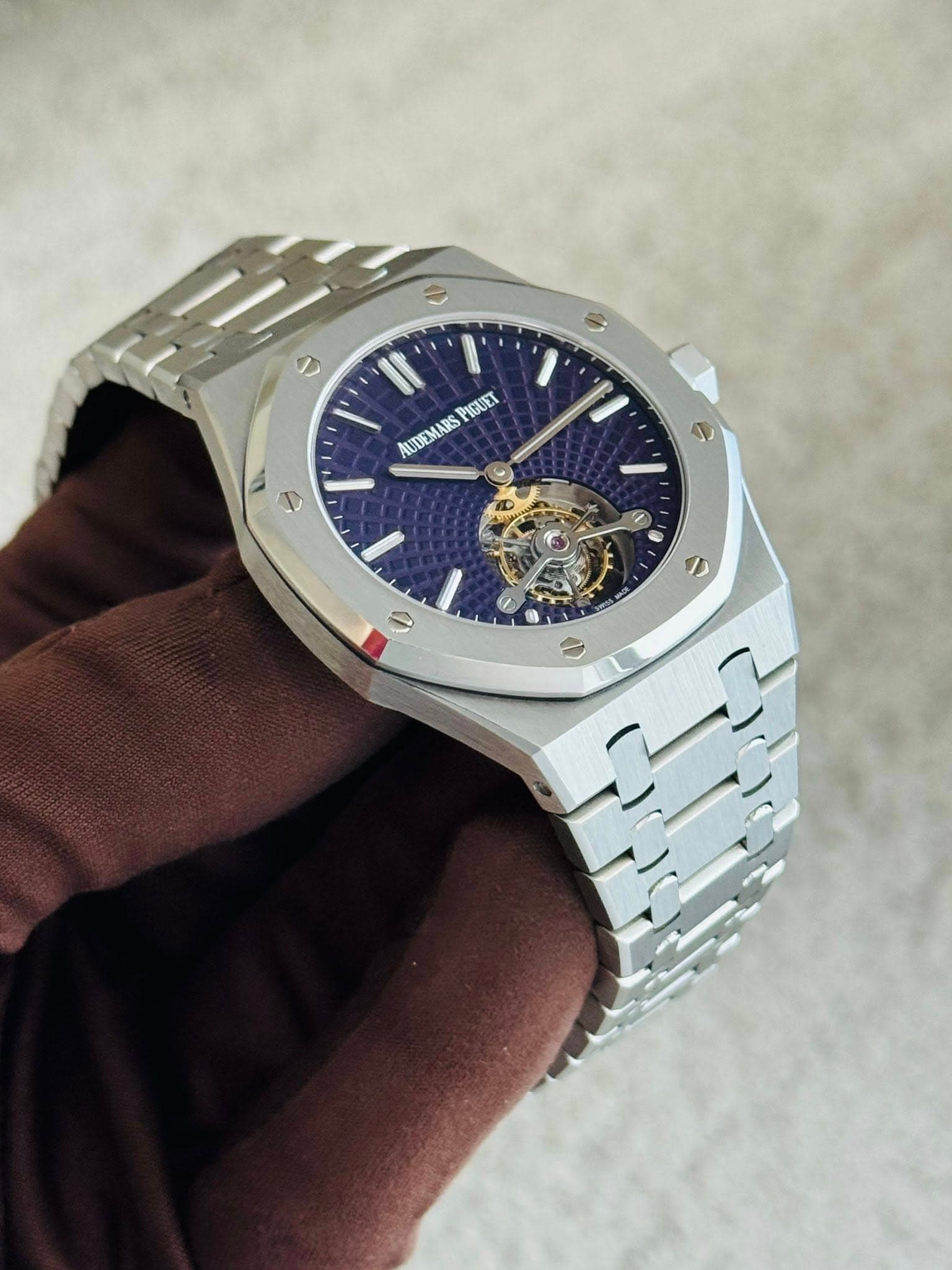 May be an image of wrist watch and text that says '= 2 'Ir PIGUET AUDEMARS / e F'