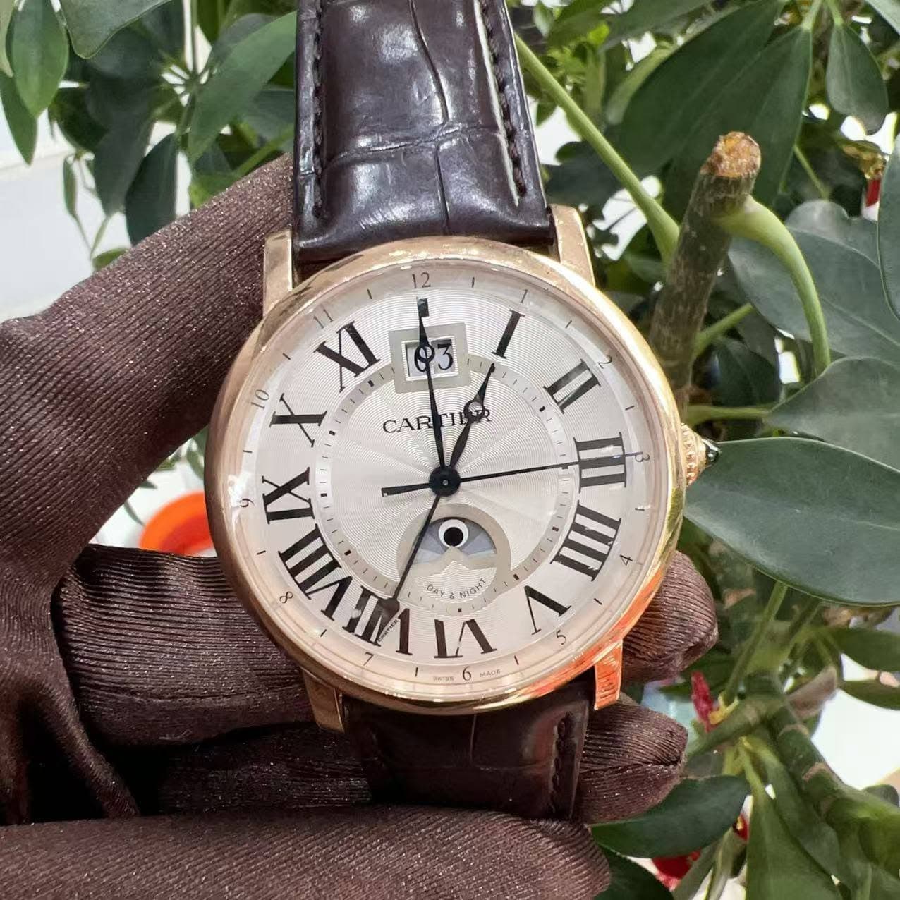 May be an image of wrist watch and text that says 'Fu RNGE I 10 X XI ဗြ3 CARTILR II II را 3 y X IIA ラィ Oe IIII 4 DAYE NOM J MADE < e'