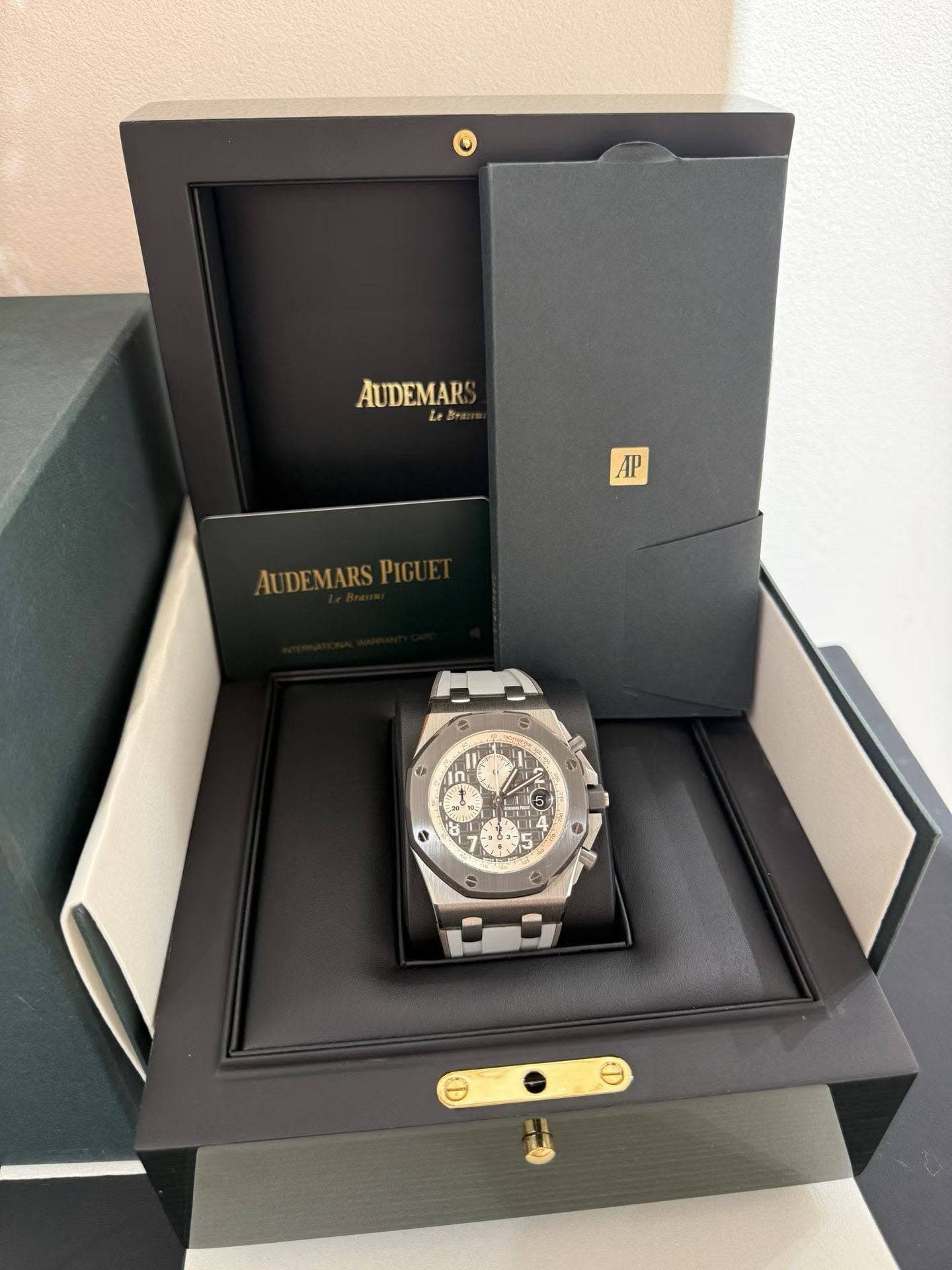 May be an image of wrist watch and text that says 'AUDEMAR Le LeBre Br AP AUDEMARSPIGU PIGU S T in ก - S it F N B1 1 ום 5 JL و'