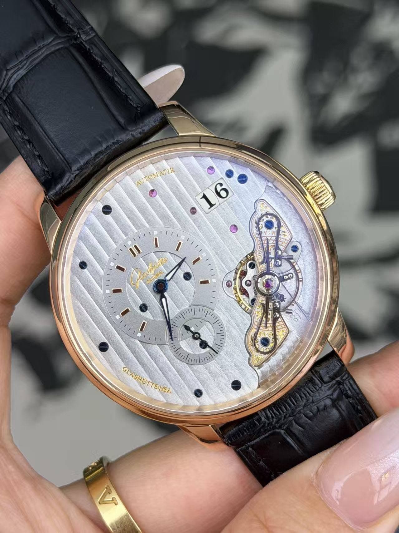 May be an image of wrist watch and text that says 'AU AUTOMATIK acTOMATΙΚ MATIK O 1 16 II azd GRIGIA BIGING မီ I SED 11 GLASHOTT GLASHOTTEUSA EVSA 4'
