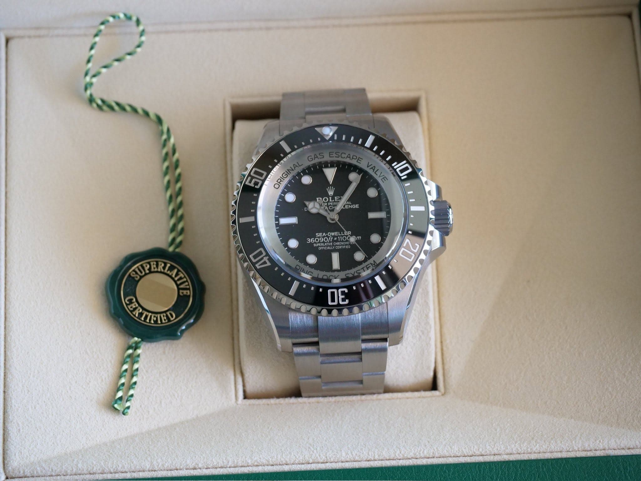 May be an image of wrist watch and text that says '50 ORIGI OL ¡lu..do, VALVE 10 LENGE 6090f 6090 SEA-CW 40 SUPERLAT UPERIA CERTIFTED TIFTED 20 DE ENN no'