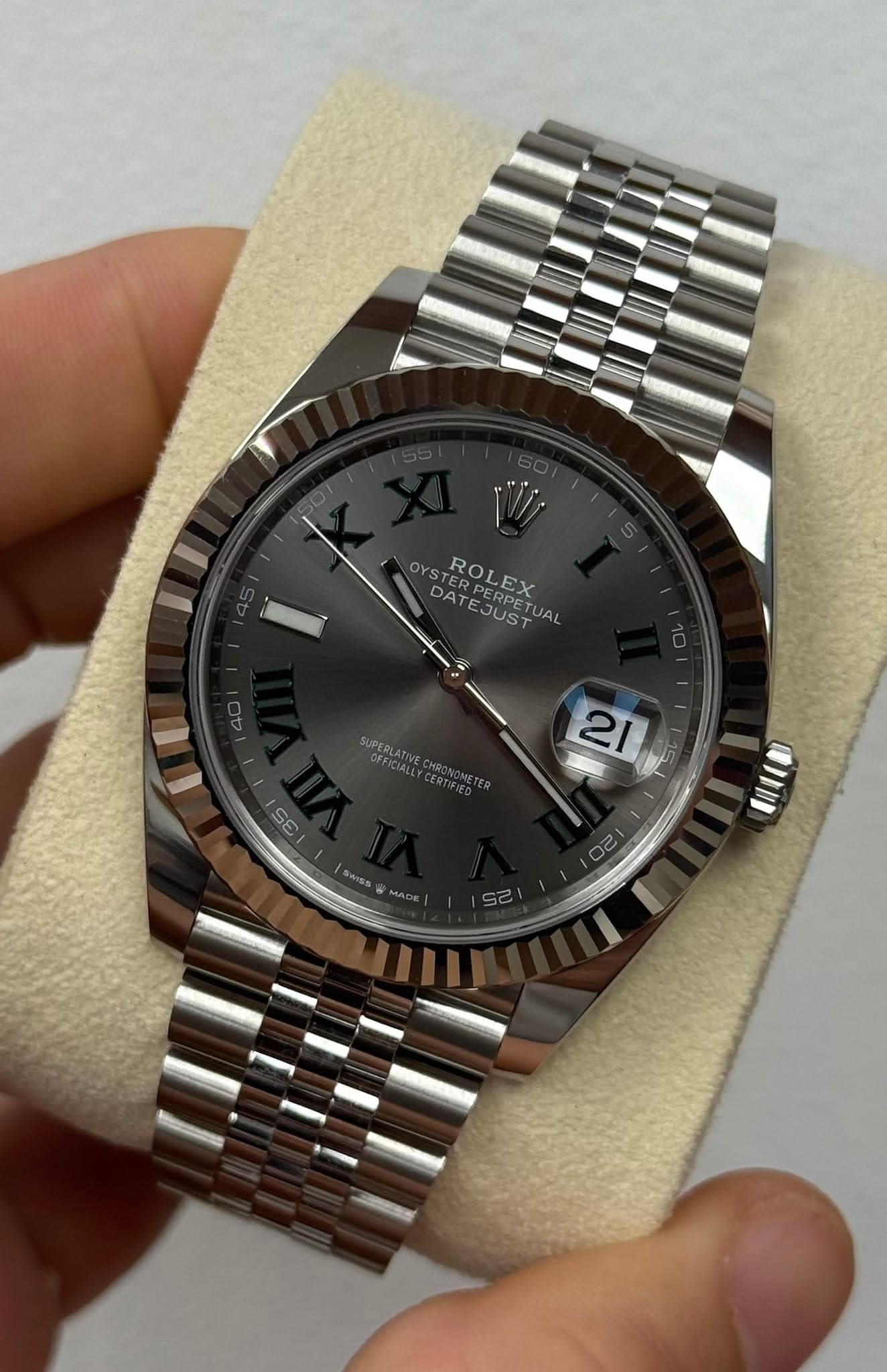 May be an image of wrist watch and text that says 'OYS ROLEX ROLEX ROI DATEJUST PRPE DA TERPE AT PERPET EX PETUAL UAL 40 SUPEDS SUPERLATIVE OFFICIALL CERTIFIED CERTIFED…