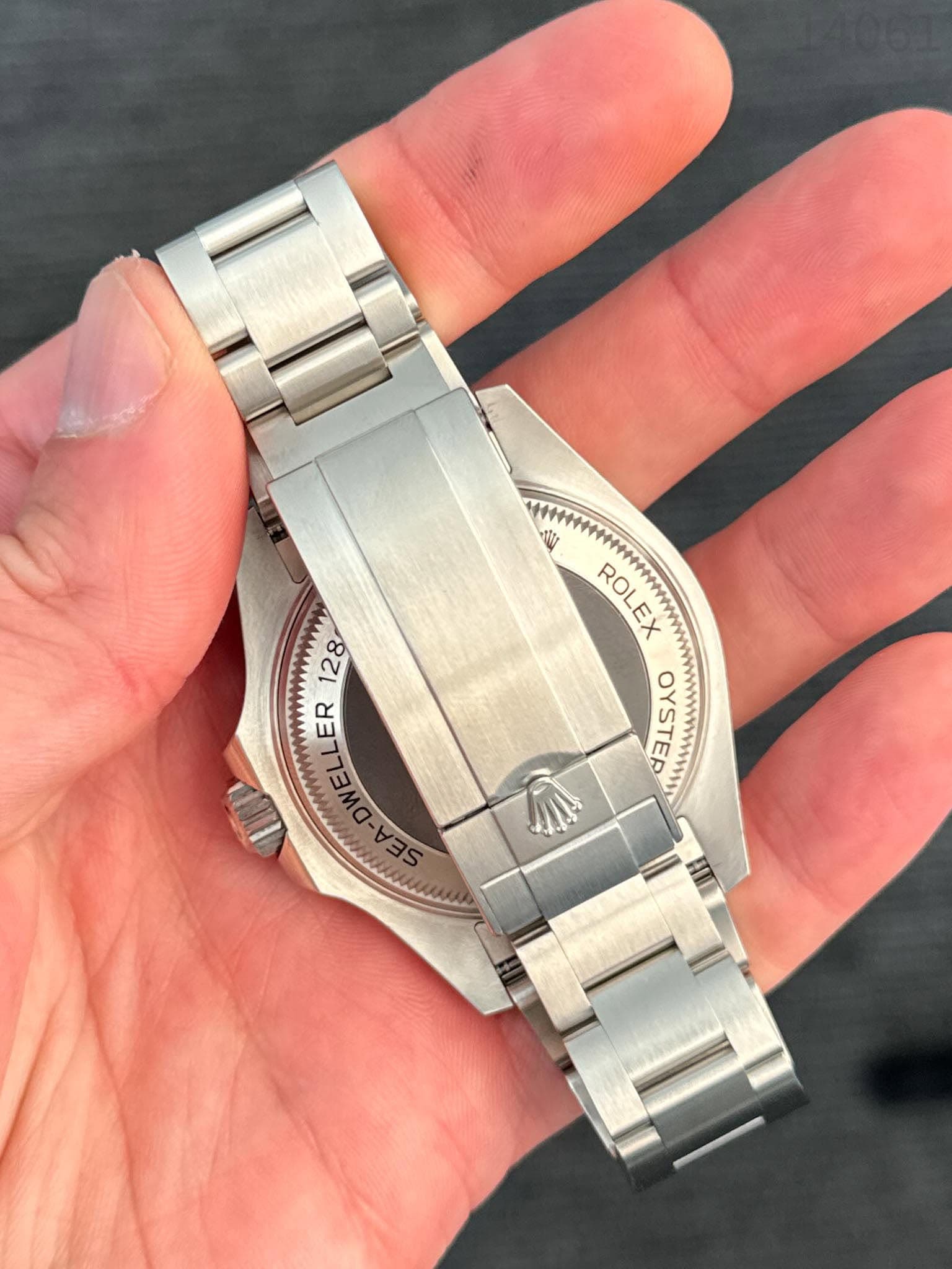 May be an image of wrist watch and text that says 'A ROLEX MSIO 懈 128 SA-DWELLER EA ELLER'