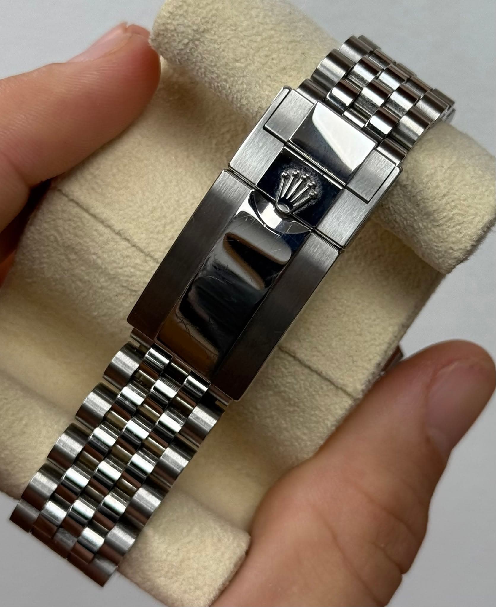 May be an image of wrist watch and text that says 'y ራር'