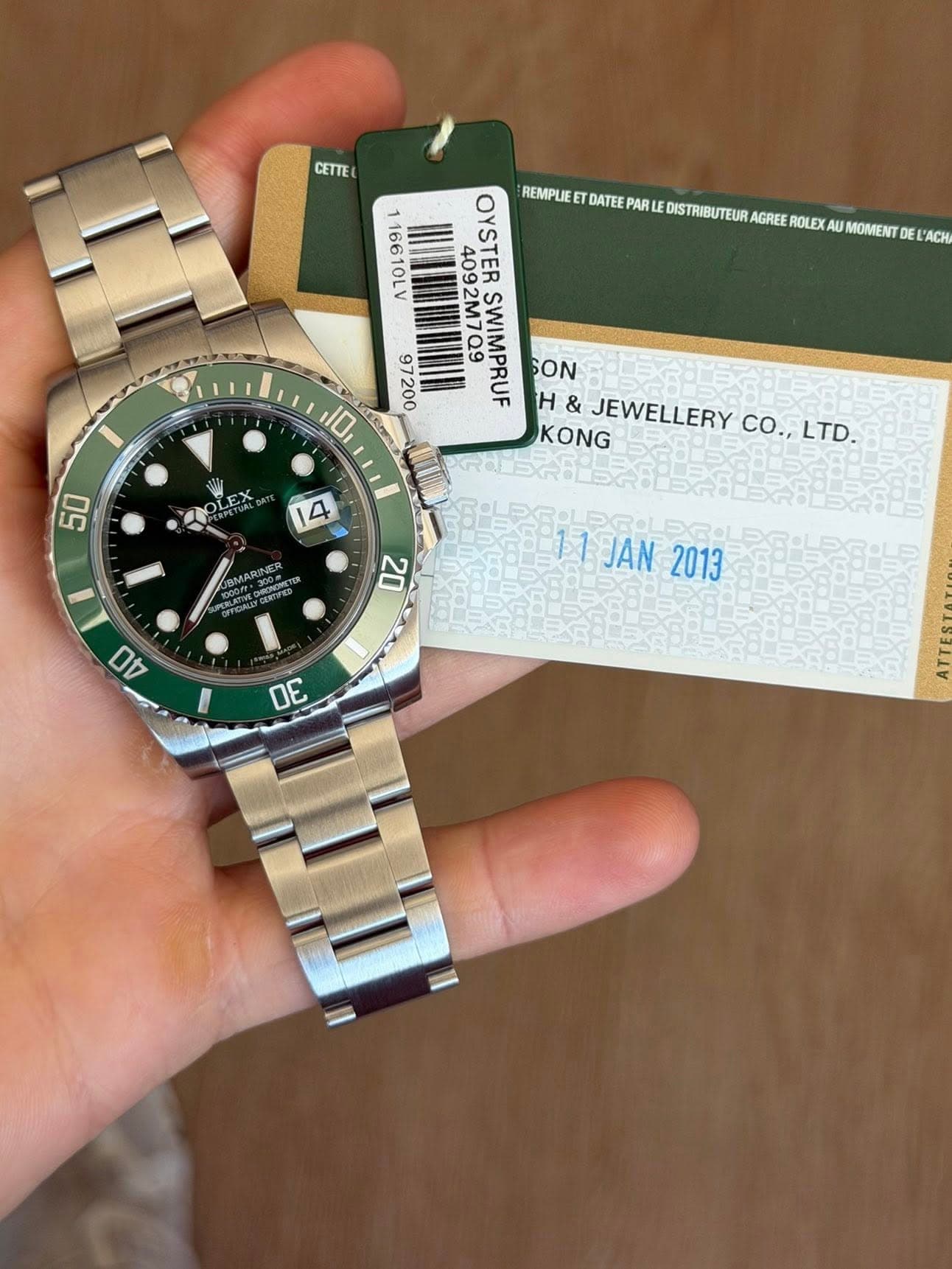 May be an image of wrist watch and text that says 'CETTE DATEE PAR DISTRIBUTEUR AGREE ROLEX U MOMENT DE L'ACH 16610LV 4092M709 SWIMPRUF H & & JEWELLERY CO.,LTD. co., LTD. OYSTER…