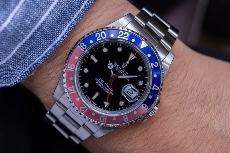 May be an image of wrist watch and text that says ' ROLE SUGMT-NASTER SUP UPERLA OFTATIY PERLATIVE GMT- ト HRONO) AS: OFFICIALLY FFCIALLY CERTIRIA Ie 2 12 てく新 မိ 10 8'
