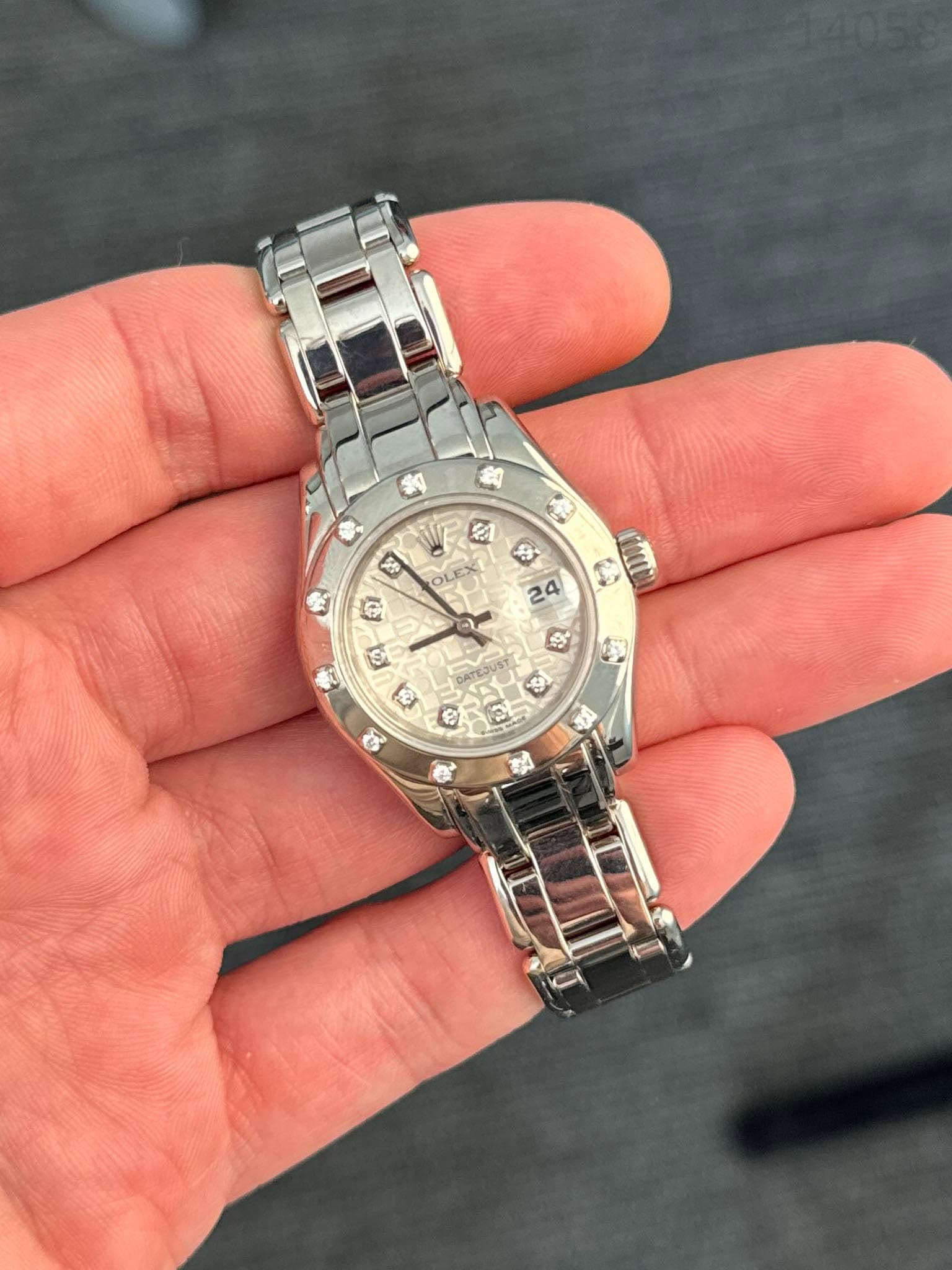 May be an image of wrist watch and text that says 'en OLEX 8 d ቤ A W 24 9'