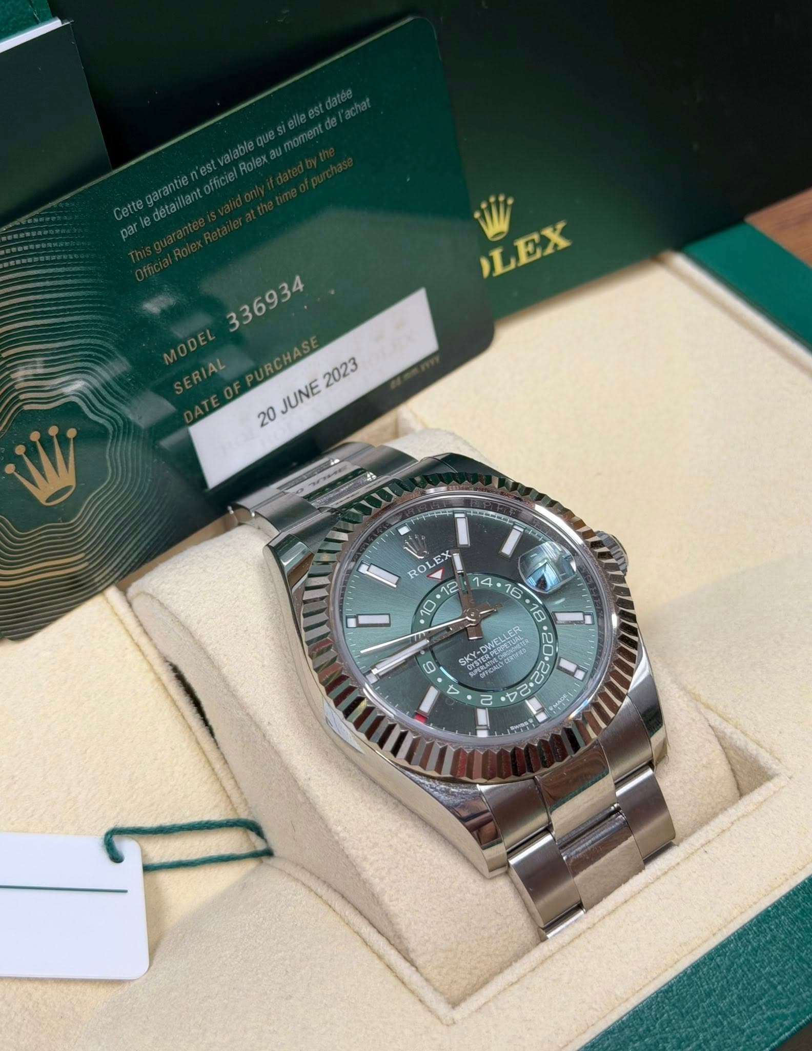 May be an image of wrist watch and text that says 'LEX JUNE JNE2023 RO AO 2 0 GAES V Co جد'