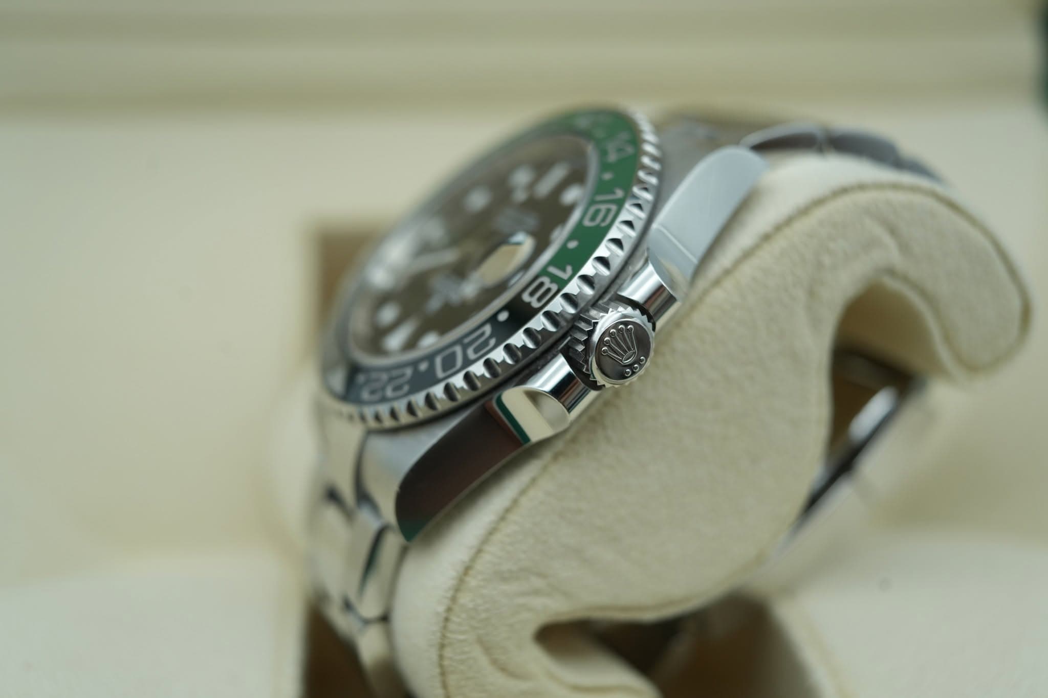 May be an image of wrist watch and text that says '9 8 8L D2'