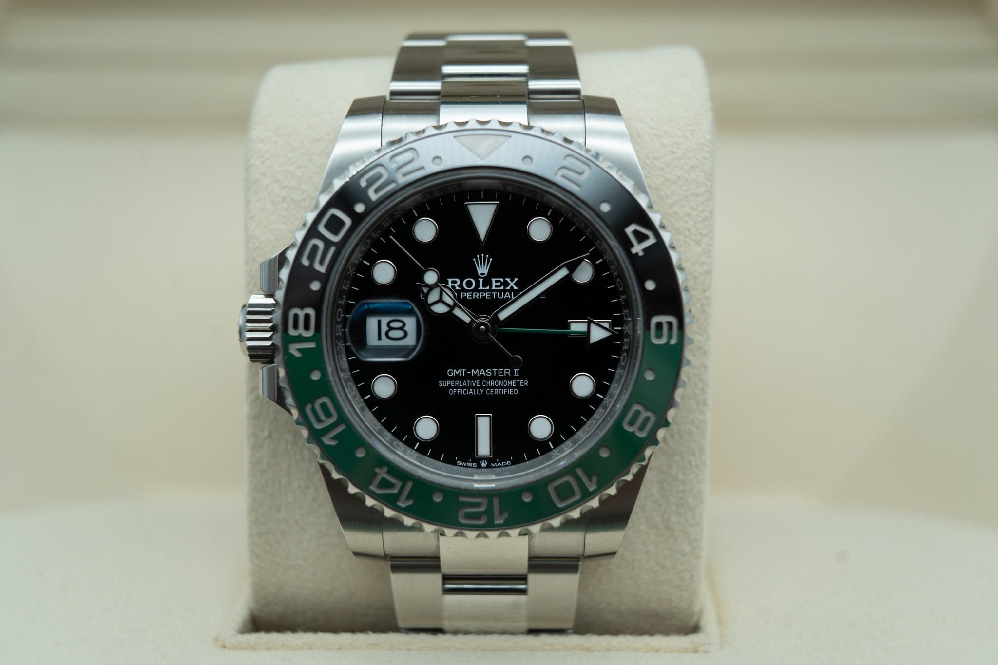 May be an image of wrist watch and text that says 'ت 2 22. 20 ROLEX RO EX PERPETU DOE UAL 8 18 GMT-MASTER GMT - GMT-MASTERII II DEFICALLYCEREPIRO ROR HETER ወ'