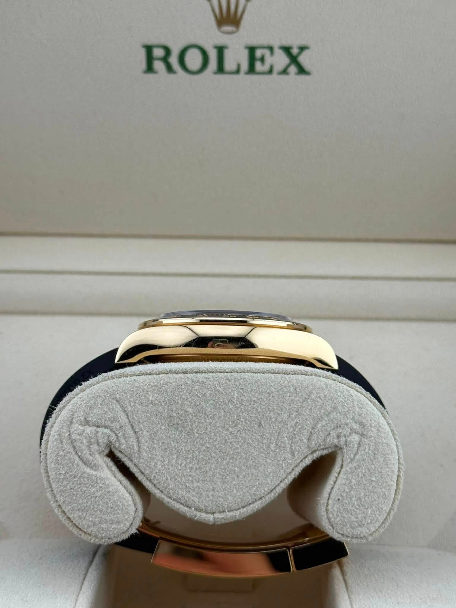 May be an image of wrist watch and text that says 'ROLEX Si'