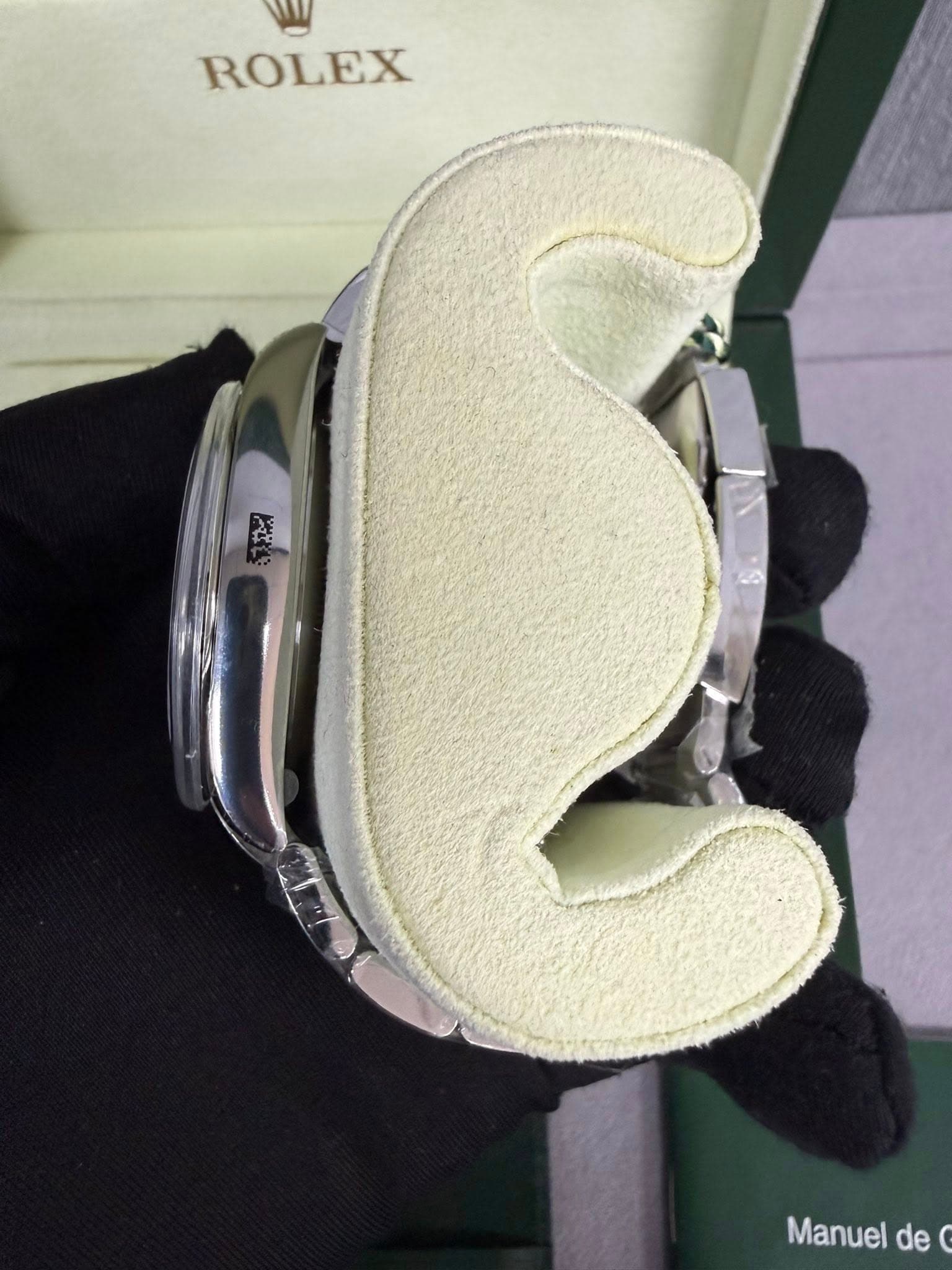 May be an image of wrist watch and text that says 'ROLEX خسم Manuel de'