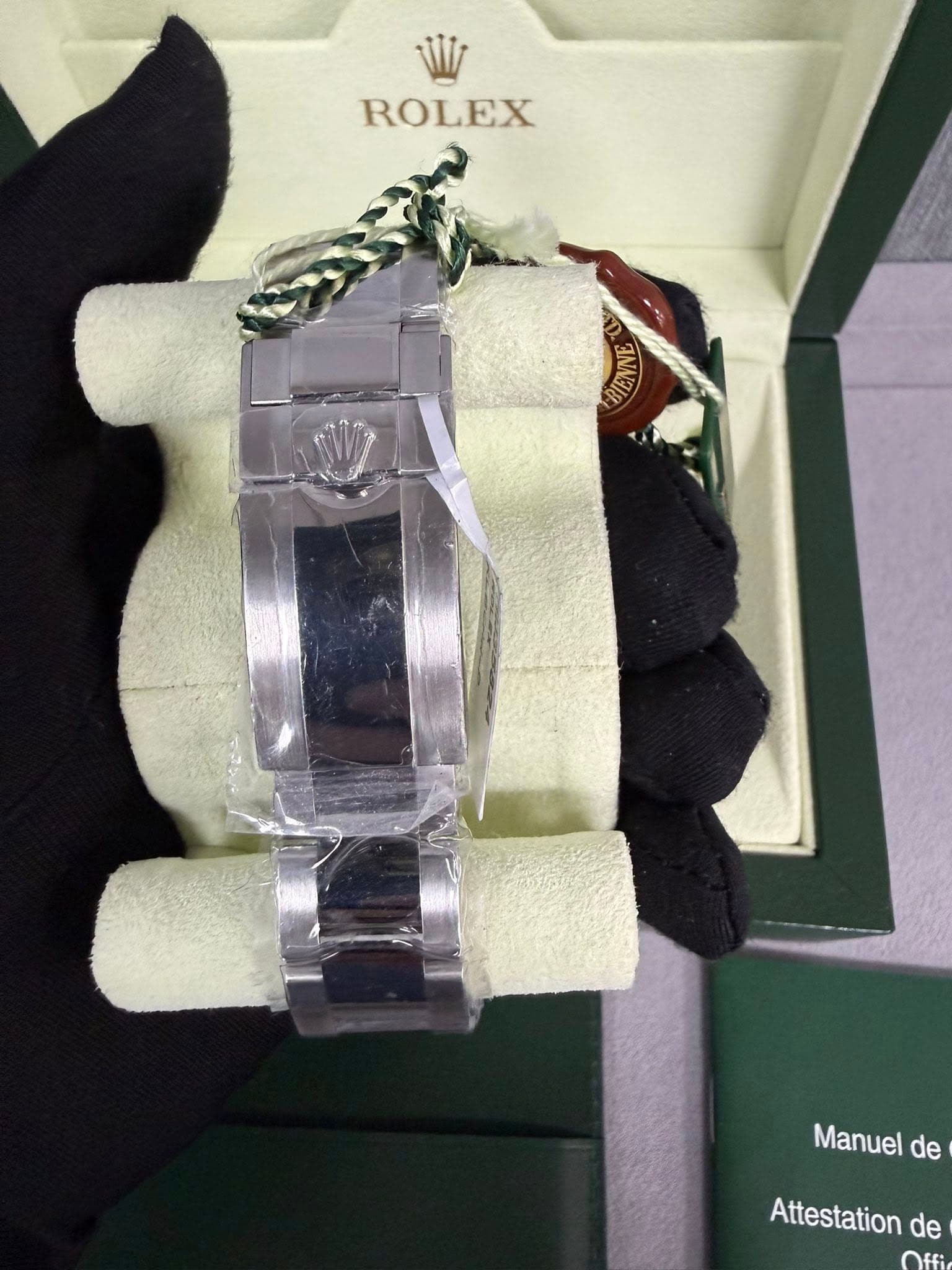 May be an image of wrist watch and text that says 'ROLEX BIENNE BIENNE 곤 Manuel de Attestation de'