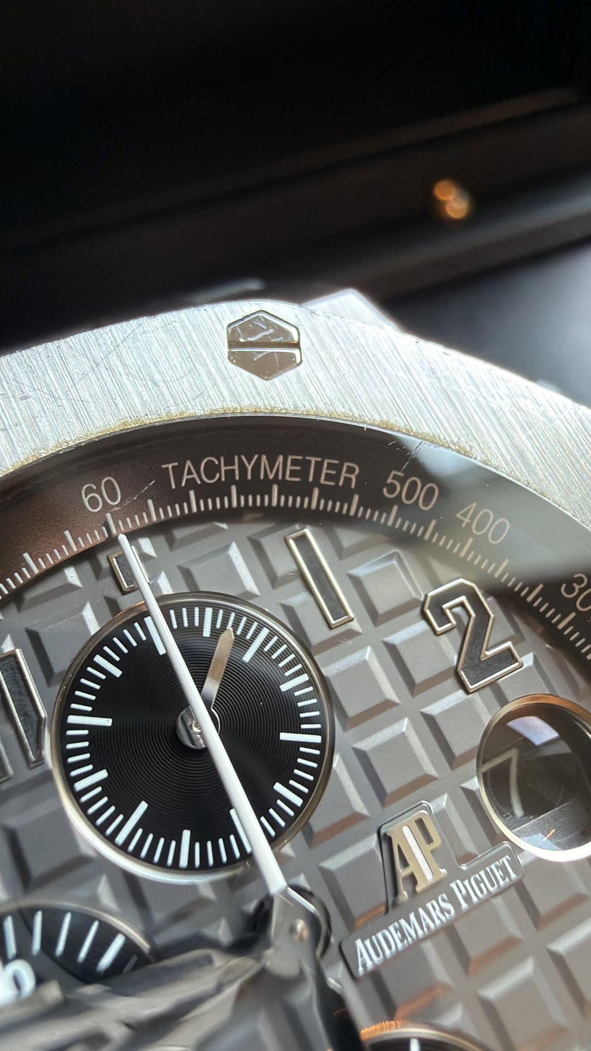 May be an image of wrist watch and text that says '60 TACHYMETER TER 500 400 クV 30 AP17 AUDEMARS PIGUET'