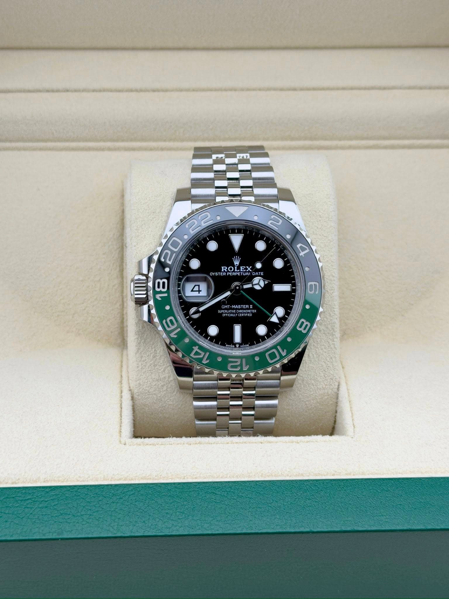 May be an image of wrist watch and text that says '2 場 As L ROLEX ROL । '